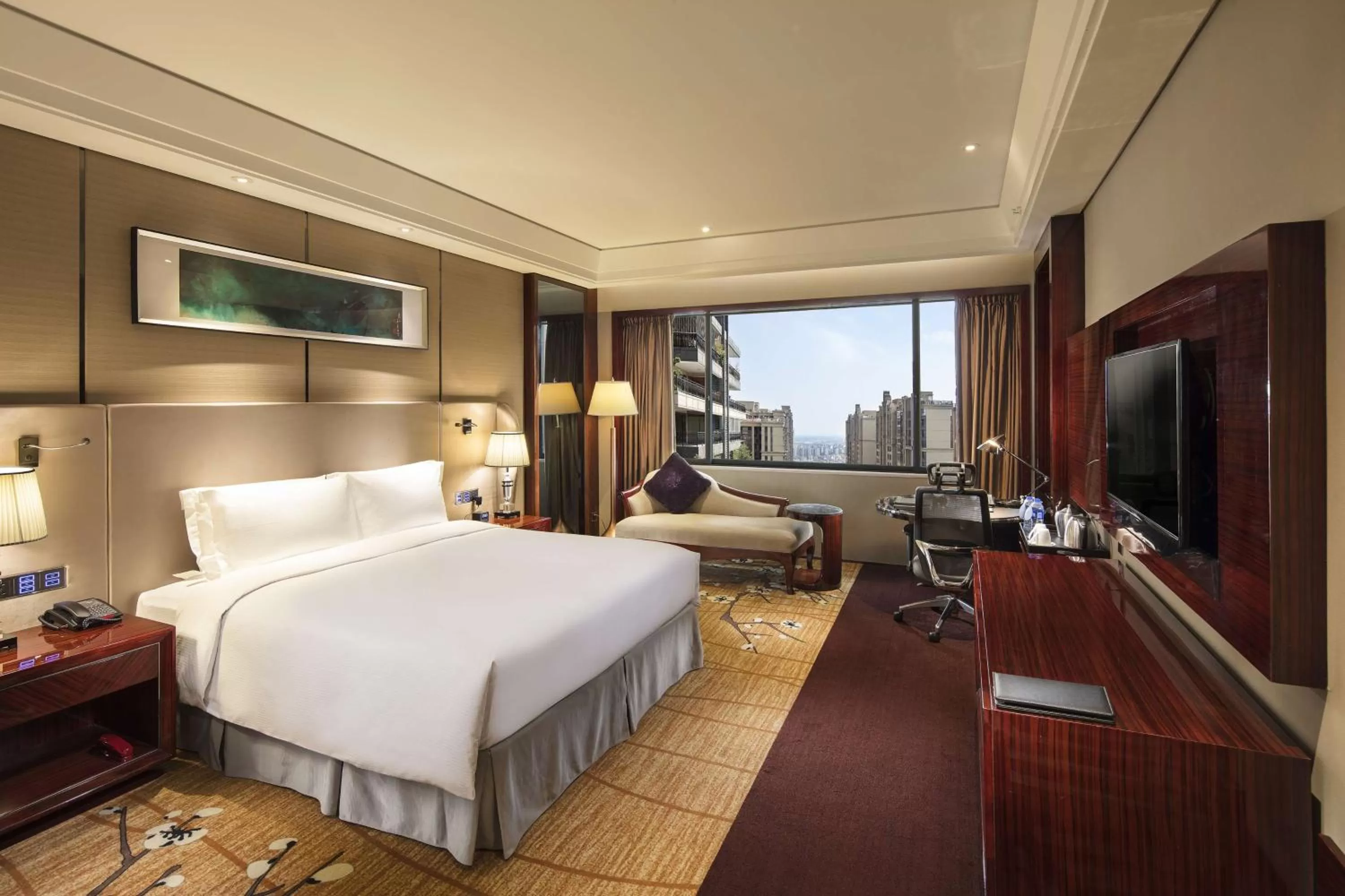 King Room with Roll-In Shower - Disability Access in Hilton Foshan