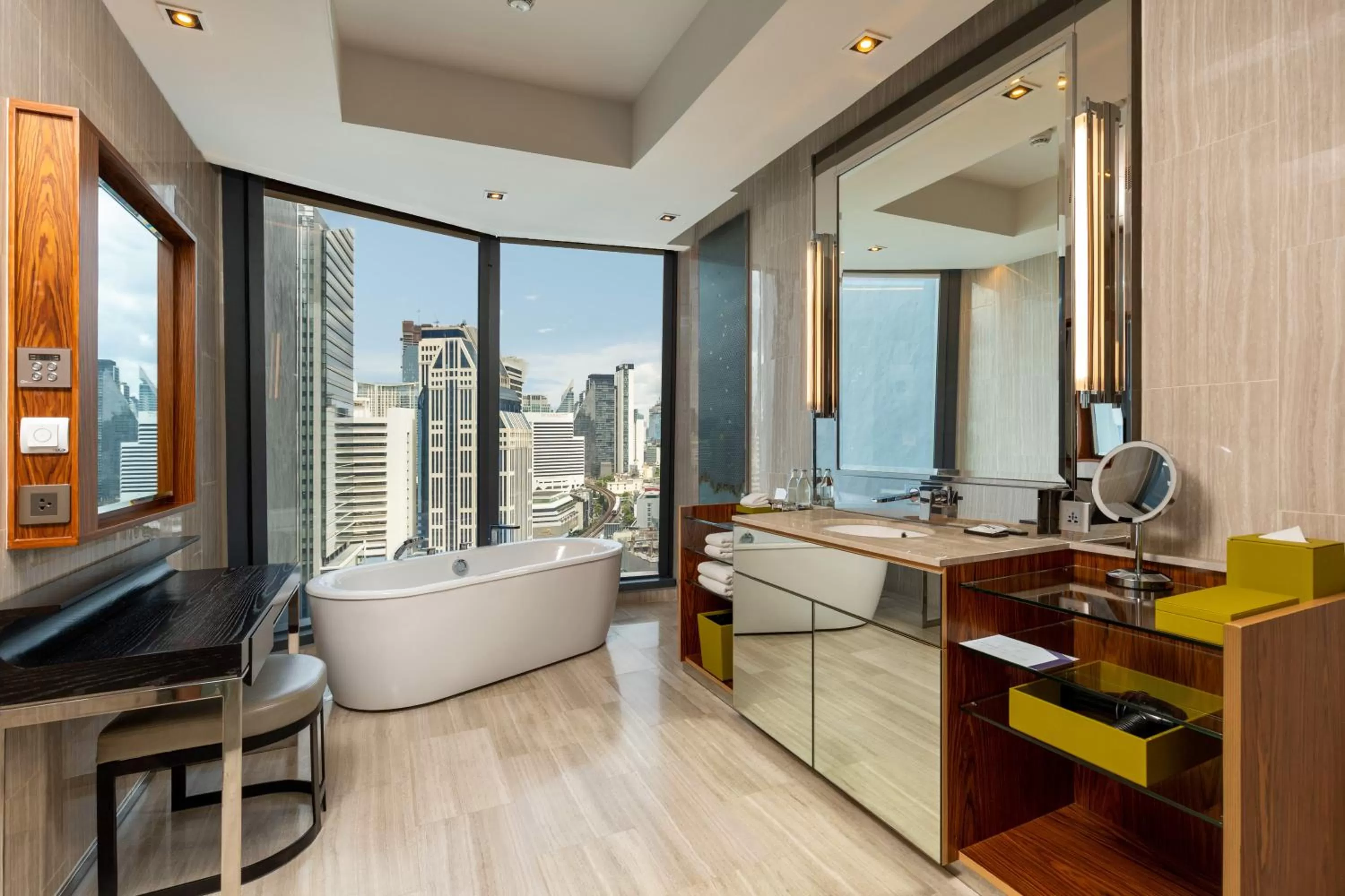 Deluxe King Room - Club Access in Hyatt Regency Bangkok Sukhumvit