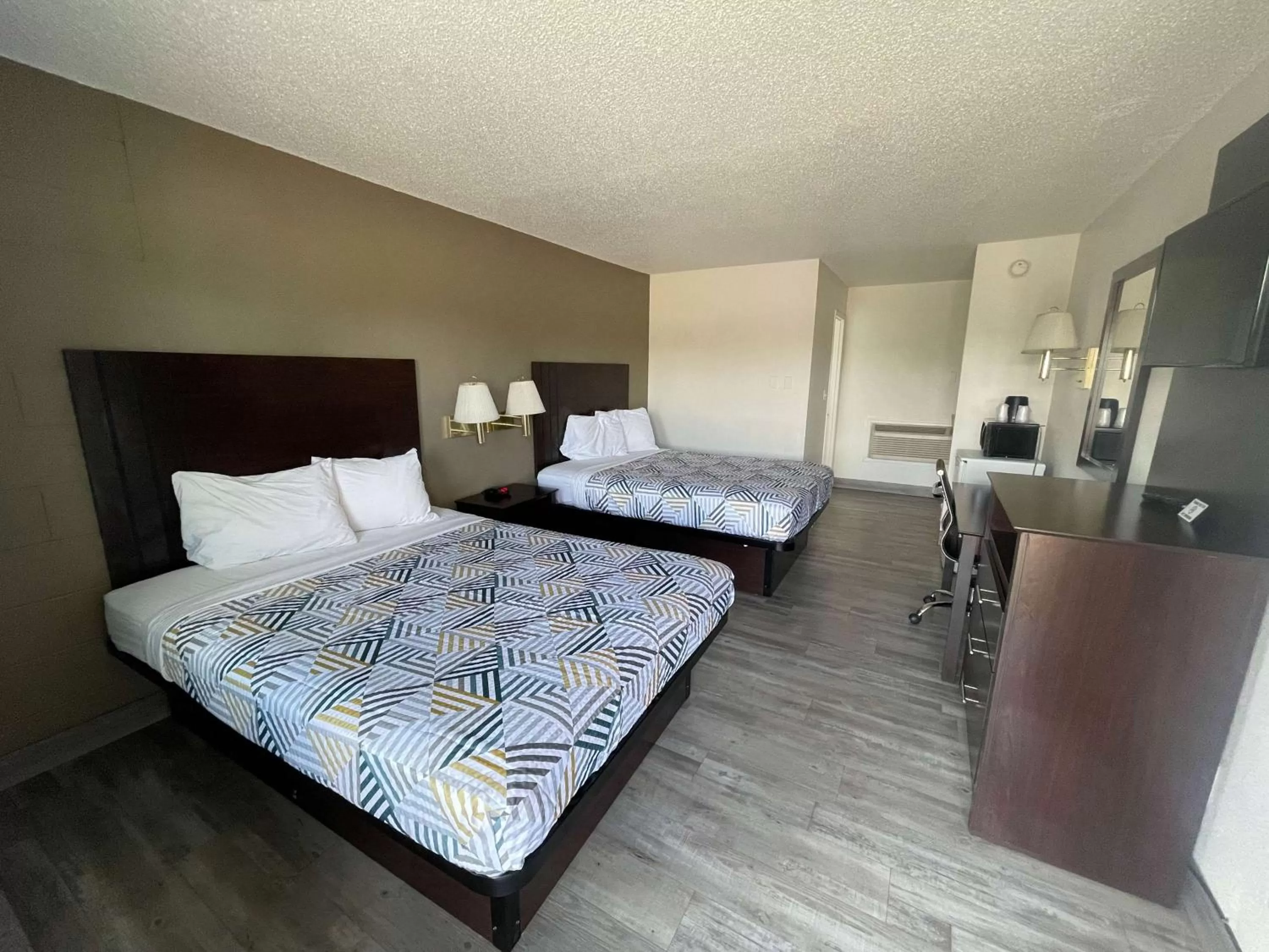 Queen Room with Two Queen Beds - Non-Smoking in Motel 6 Hermiston OR Umatilla