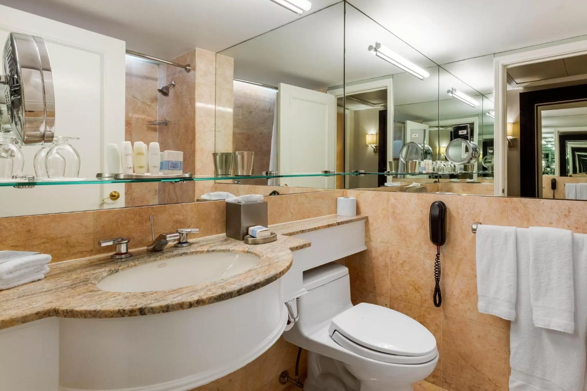 Deluxe King Room in Omni Berkshire Place