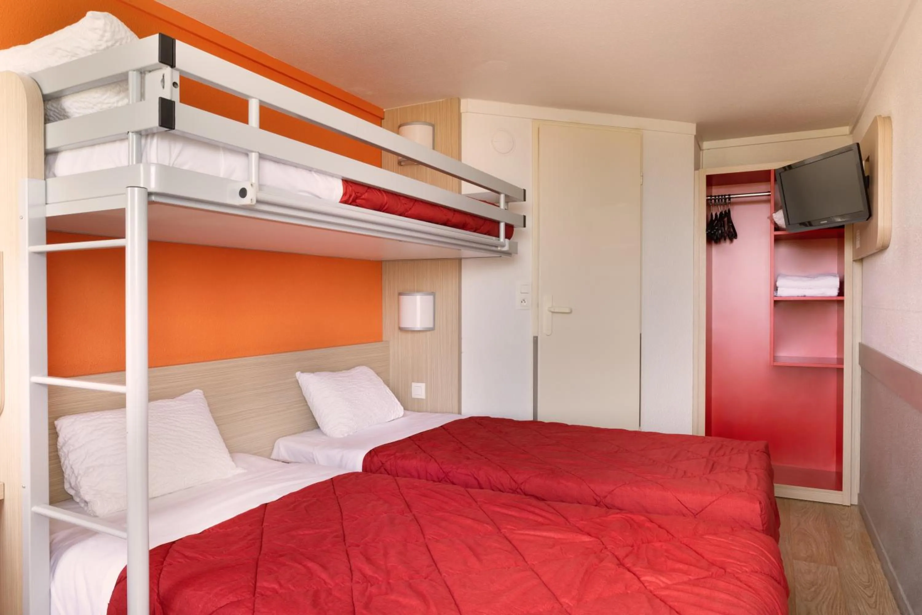 Triple Room (2 Single Beds + 1 Bunk Bed)     in Première Classe Châlons-en-Champagne