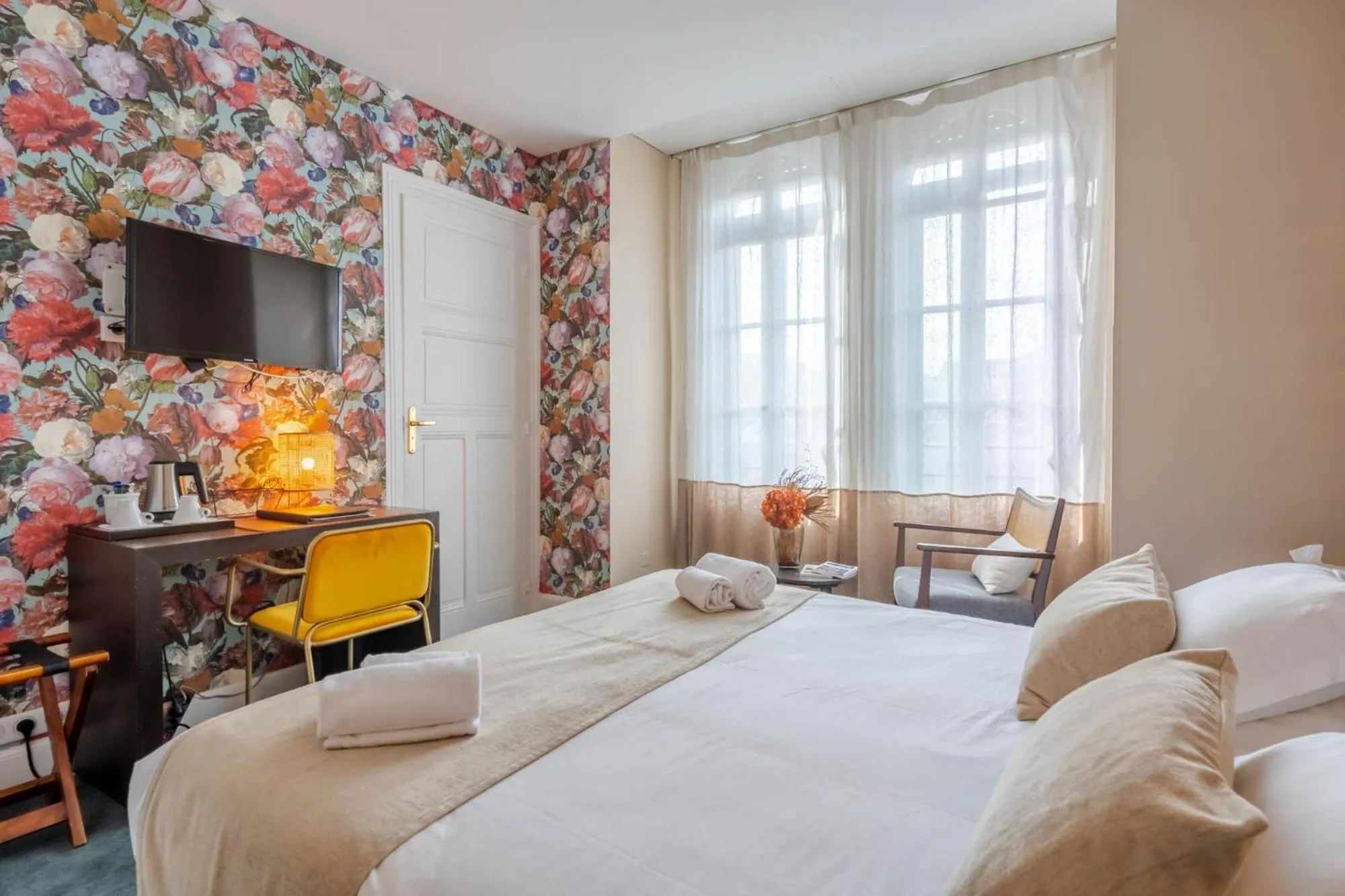 Bed in Ama Hôtel