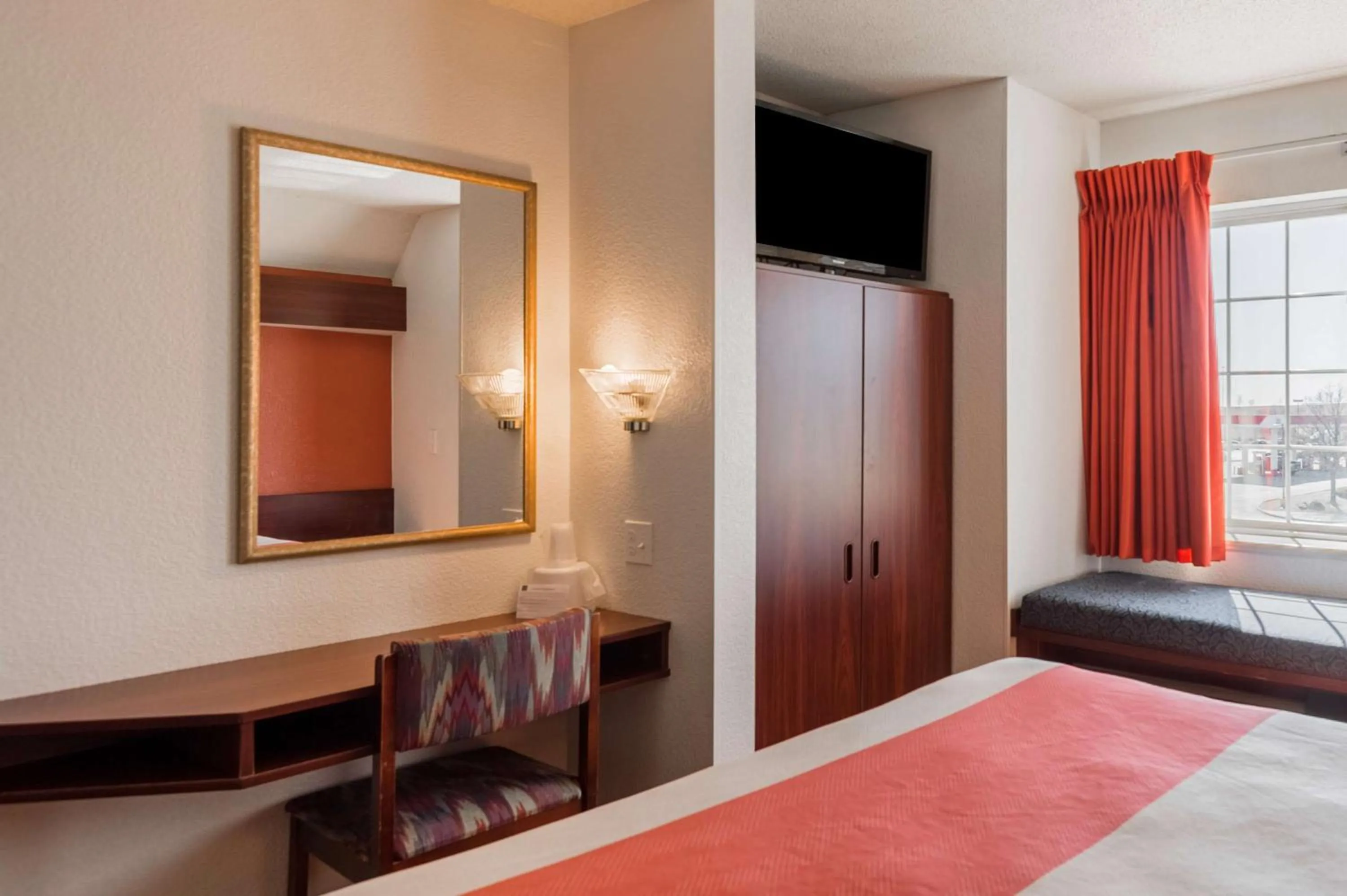 Queen Room - single occupancy - Non-Smoking in Motel 6-Olathe, KS