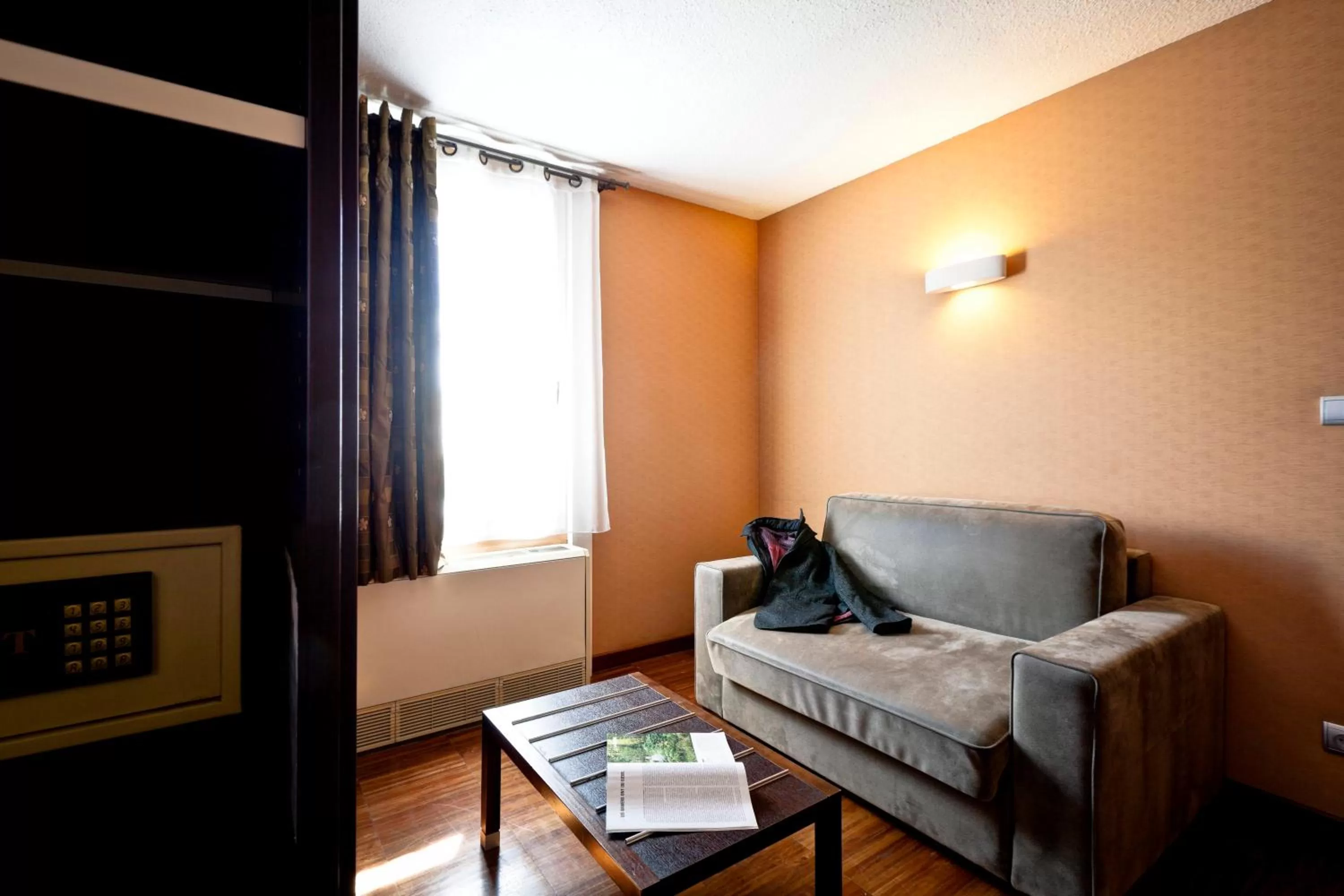 1 Double Bed 1 Sofa Bed For 1 Child Or 1 Adult- Superior Room in Kyriad Lyon Sud - Saint Genis Laval