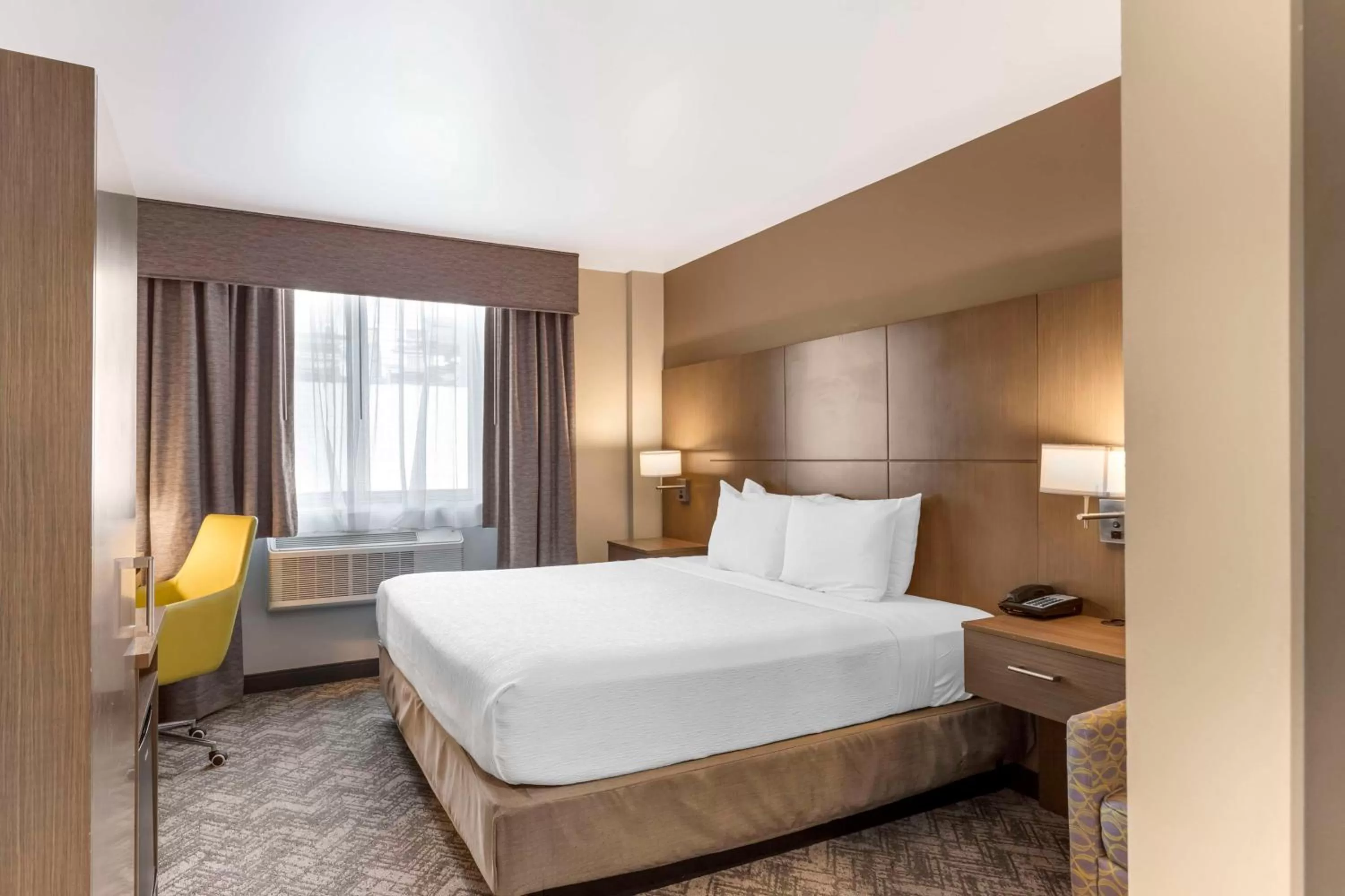 King Room with Bath Tub - Disability Access in Best Western Brooklyn-Coney Island Inn