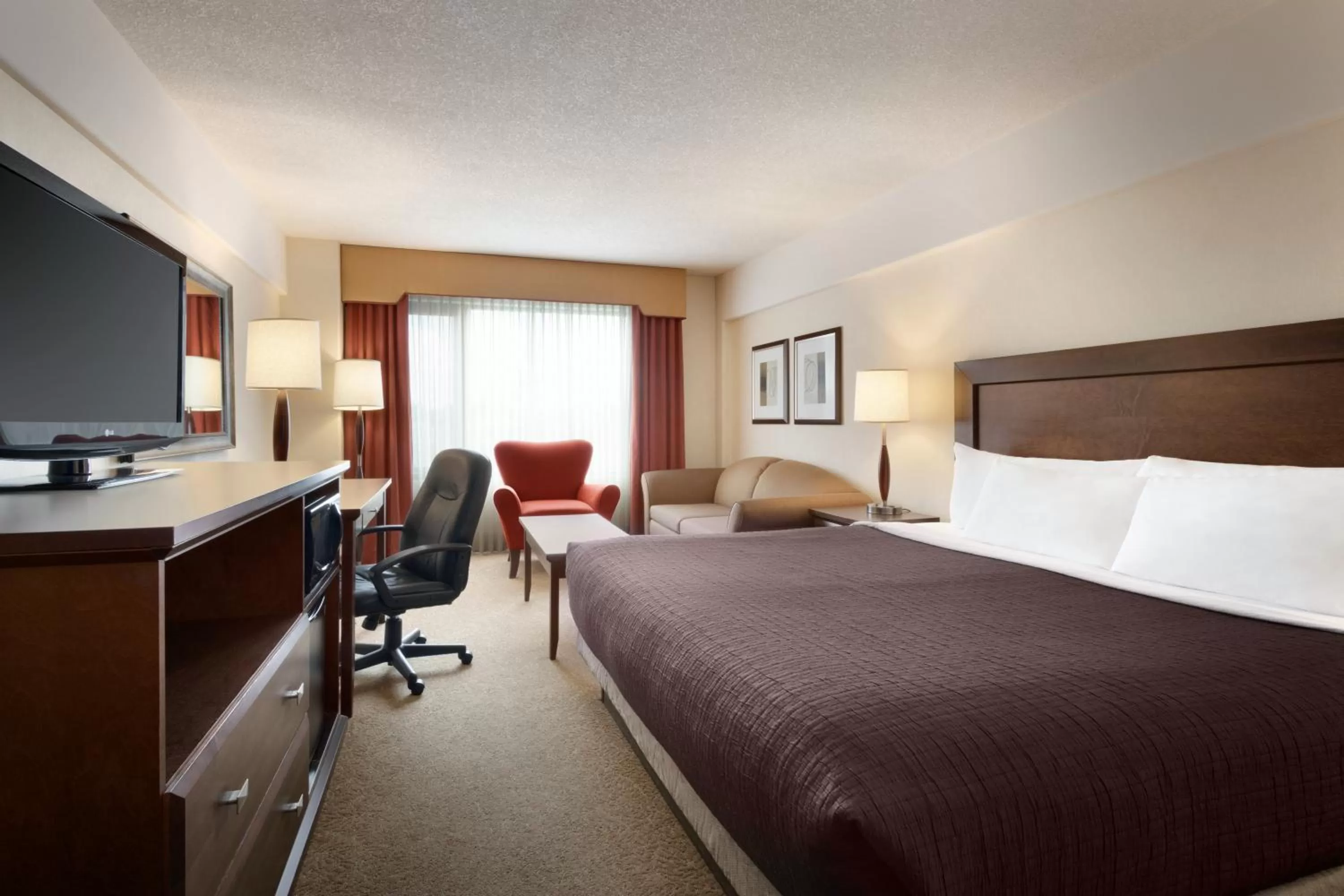 Business King Room - Non-Smoking in Travelodge Hotel by Wyndham Saskatoon