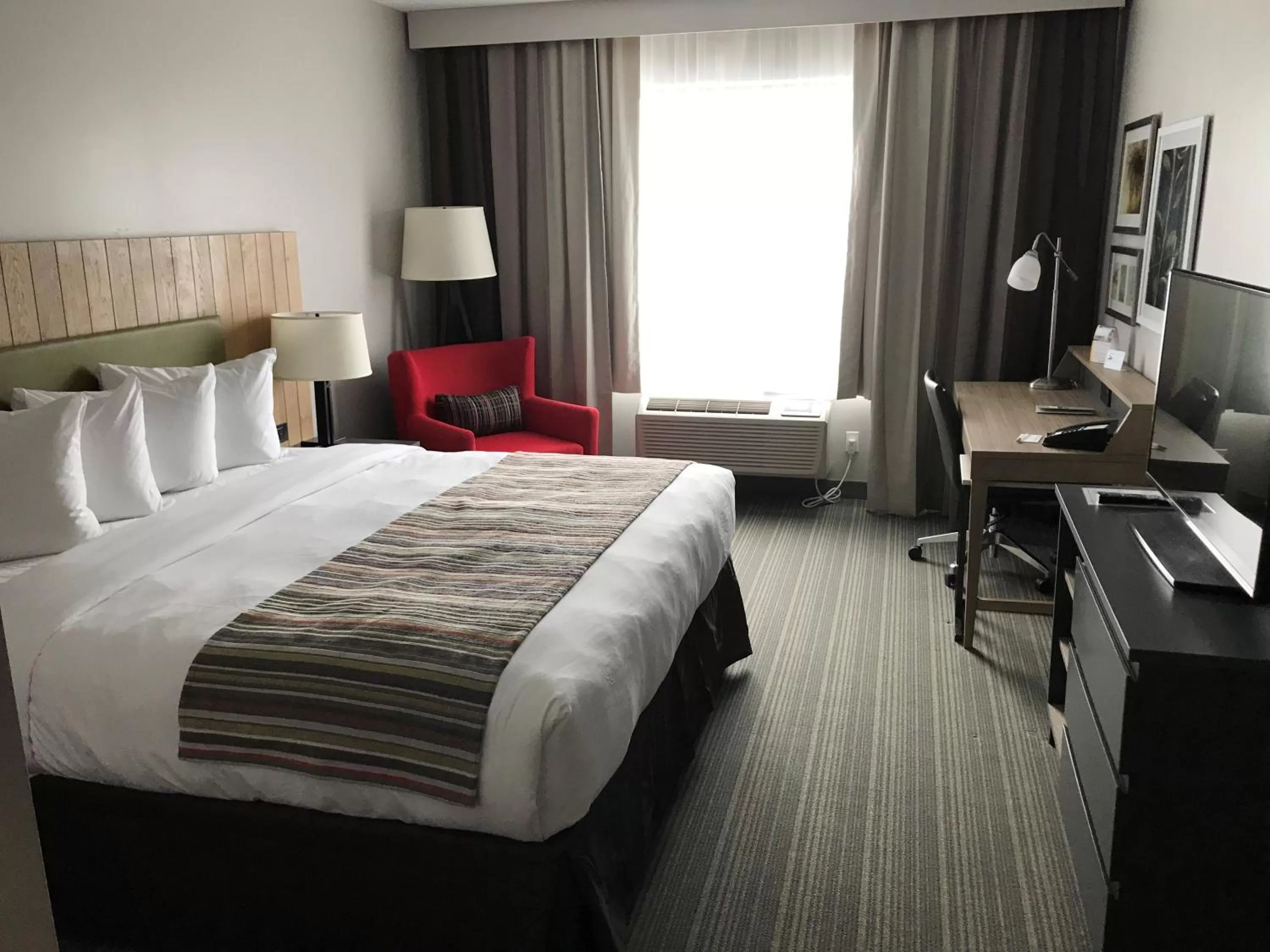 King Room with Roll-in Shower - Non-Smoking in Country Inn & Suites by Radisson, Belleville, ON
