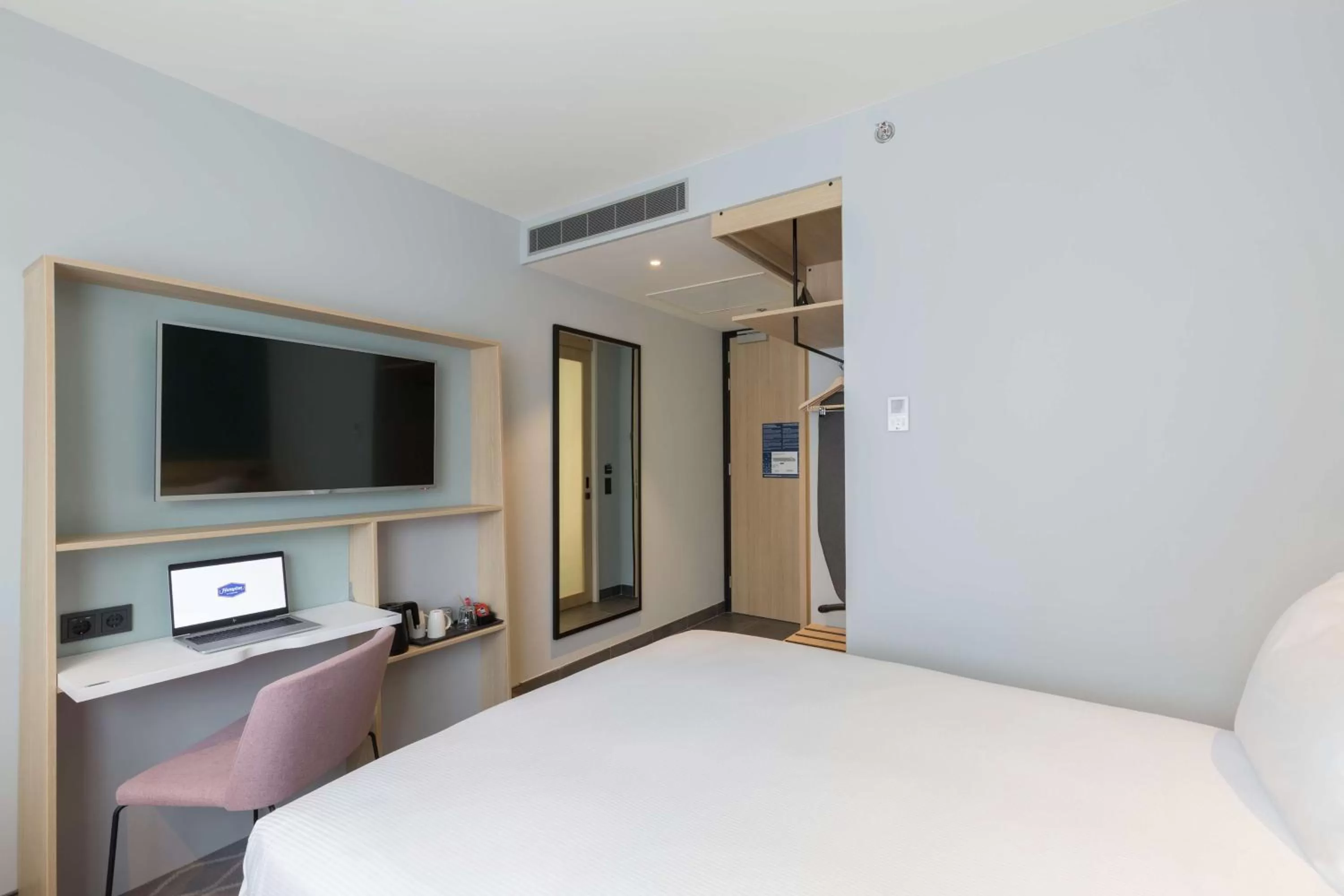 Standard Twin Room in Hampton By Hilton Utrecht Centraal Station