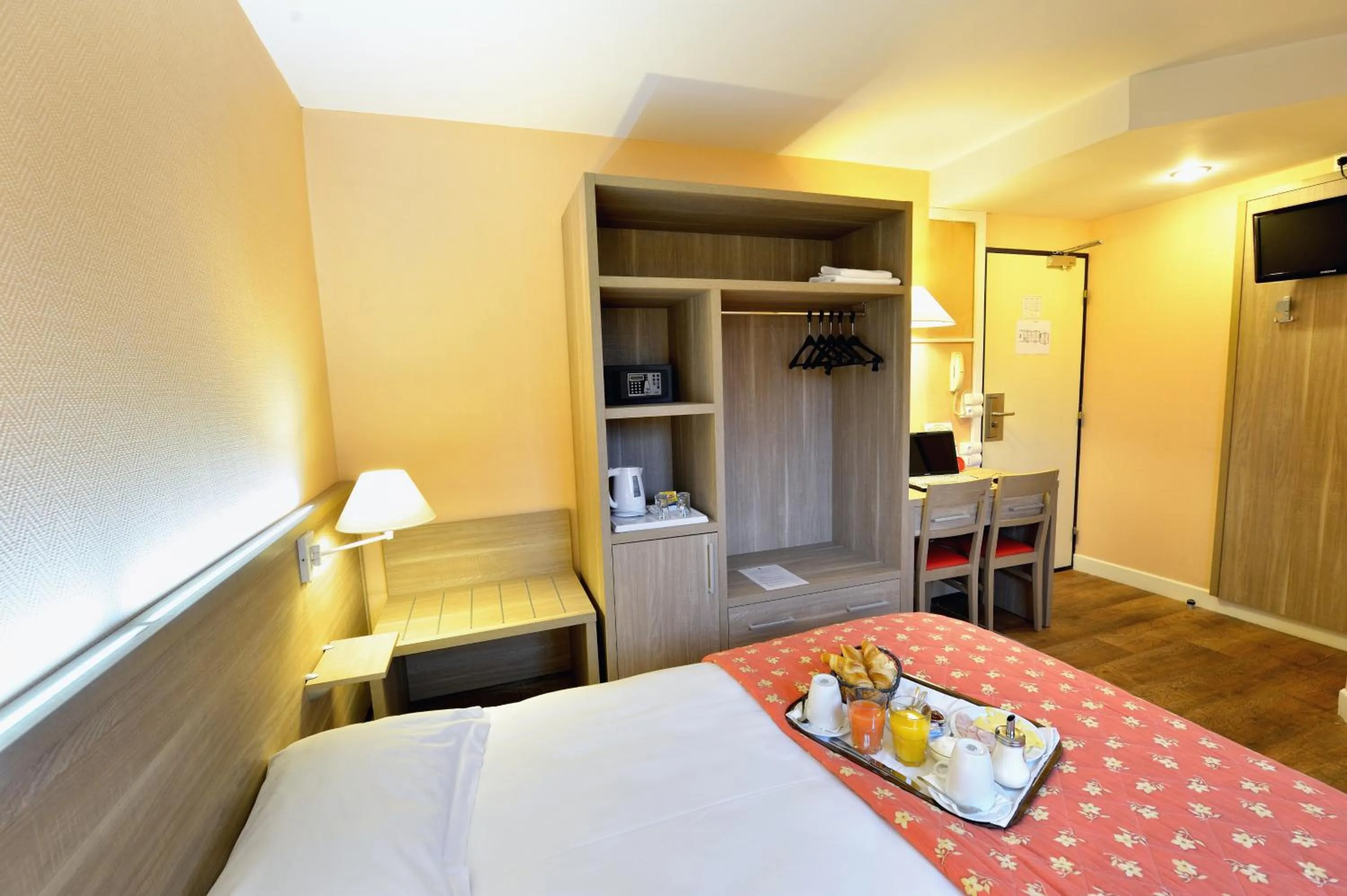 Double Room with Courtyard View - single occupancy in Logis Hôtel Restaurant Du Lion D'argent Et Des Tanneries