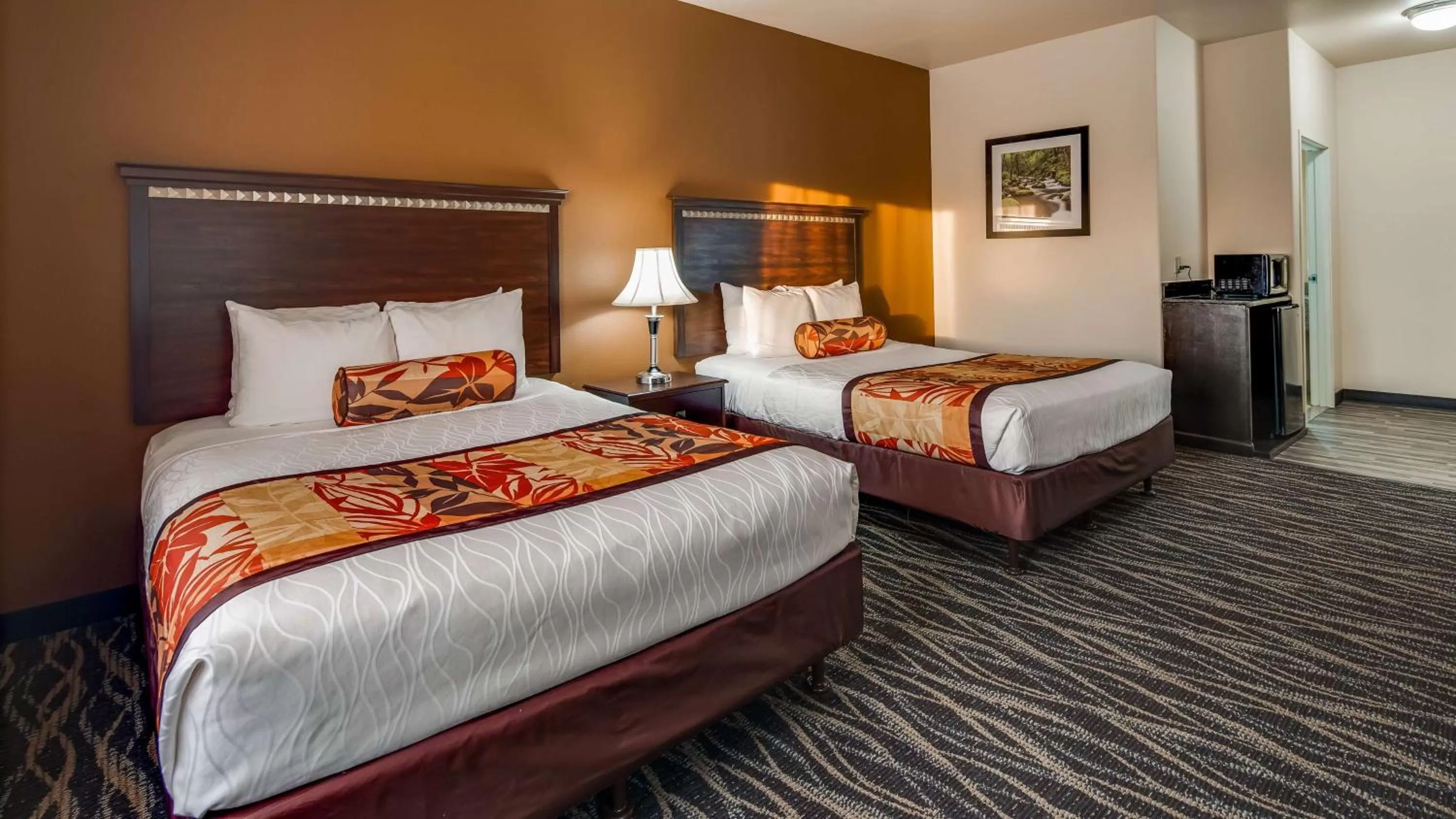 Queen Room with Two Queen Beds and Bath Tub - Disability Access in Best Western Plus Battleground Inn & Suites