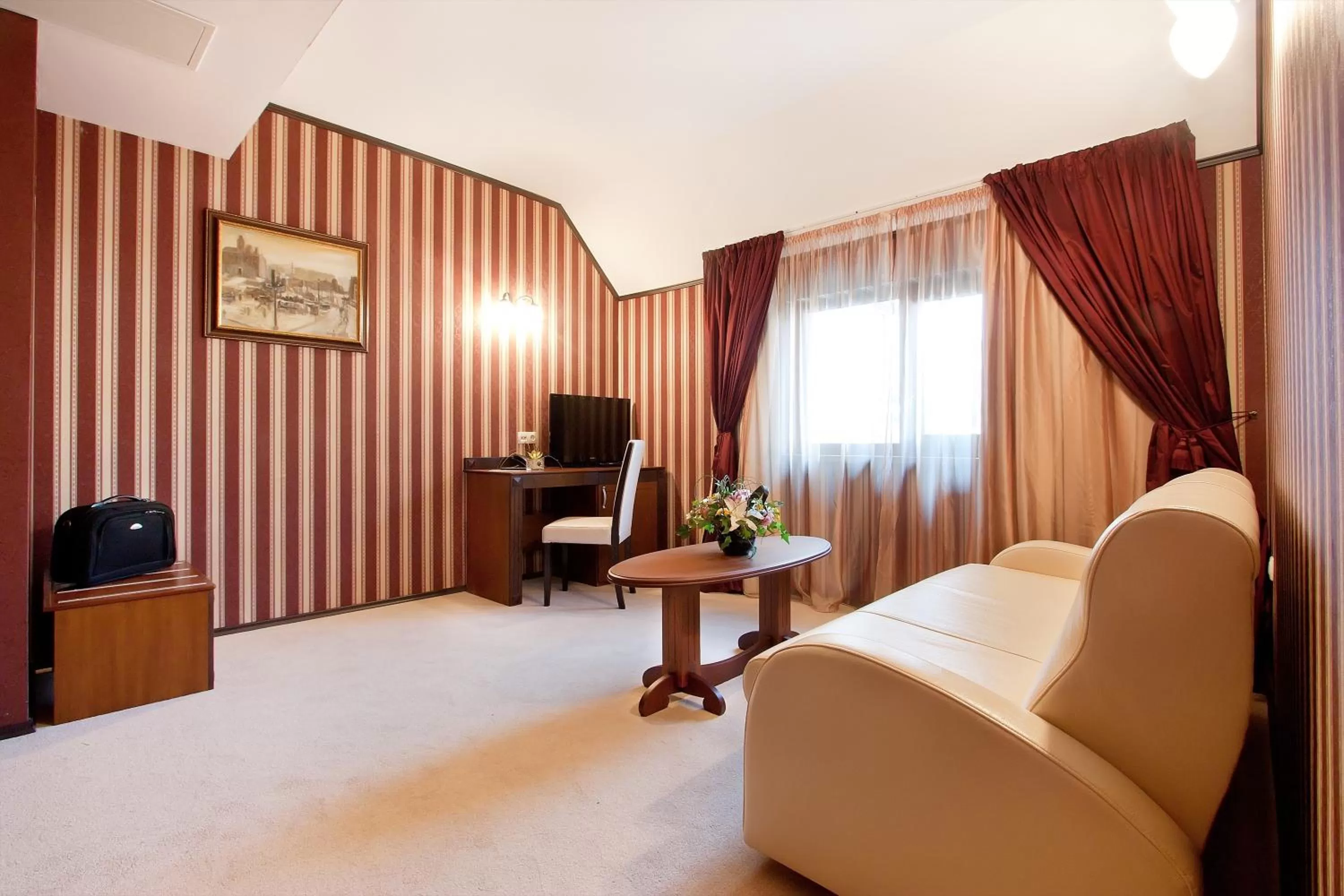 Superior Queen Suite in Best Western Plus Bristol Hotel