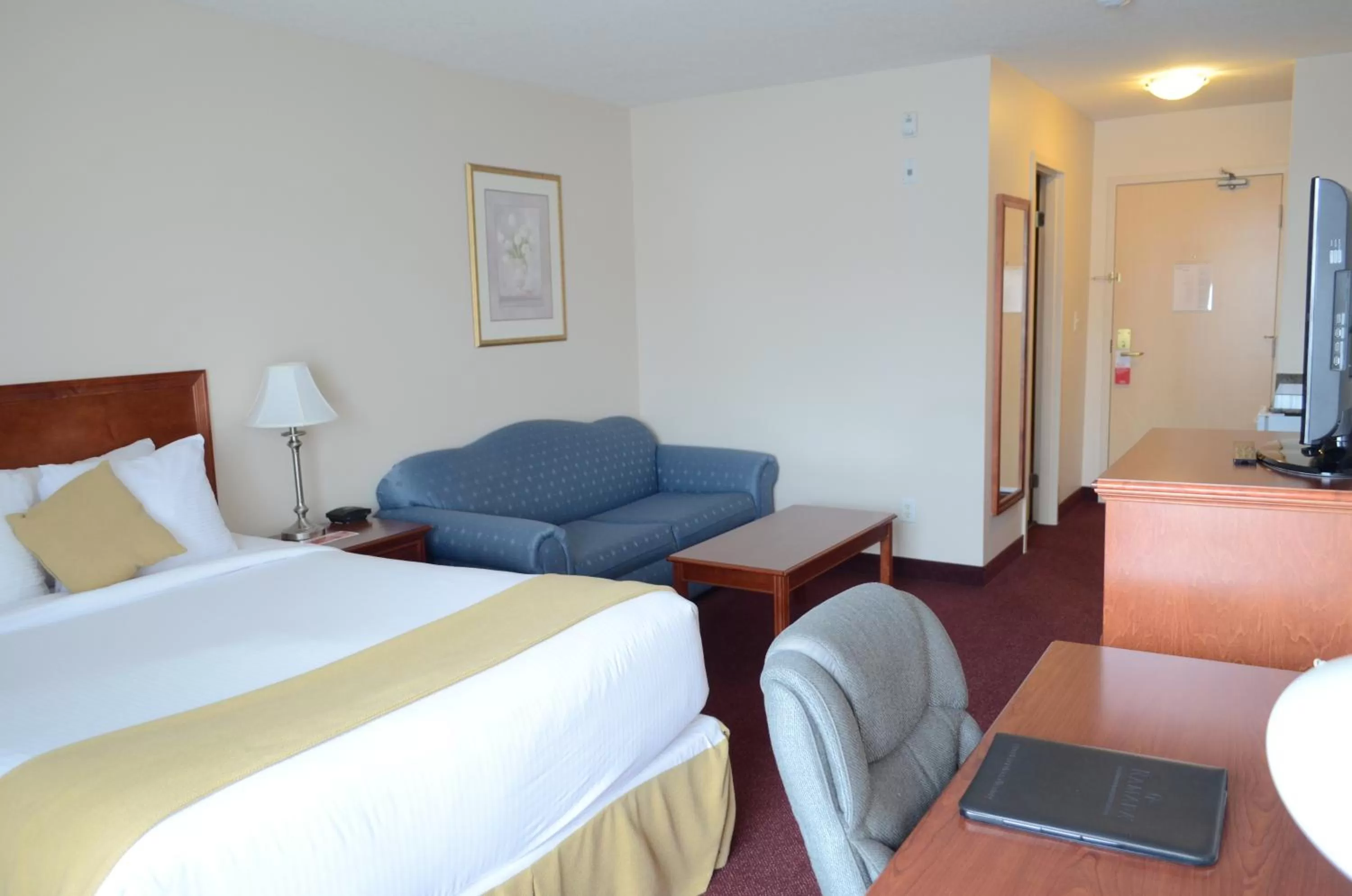 Standard Queen Room with Sofa Bed - Non Smoking in Quality Inn & Suites Edmonton International Airport