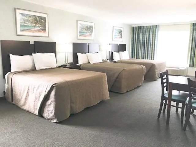Non-Oceanfront Triple Queen Room  in Ocean Plaza Motel
