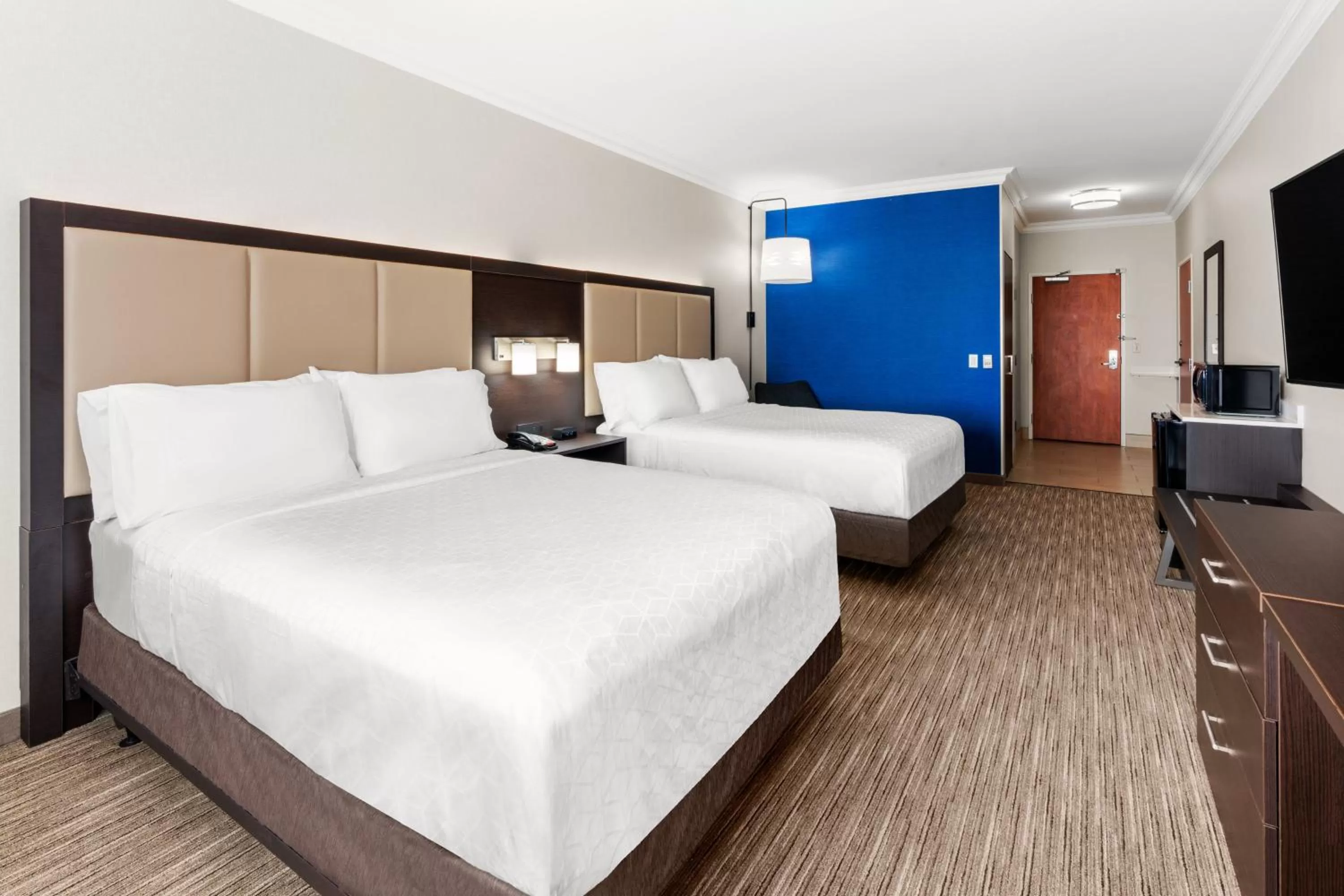 Standard Queen Room with Two Queen Beds and Mobility Accessible Tub in Holiday Inn Express & Suites Klamath Falls Central by IHG