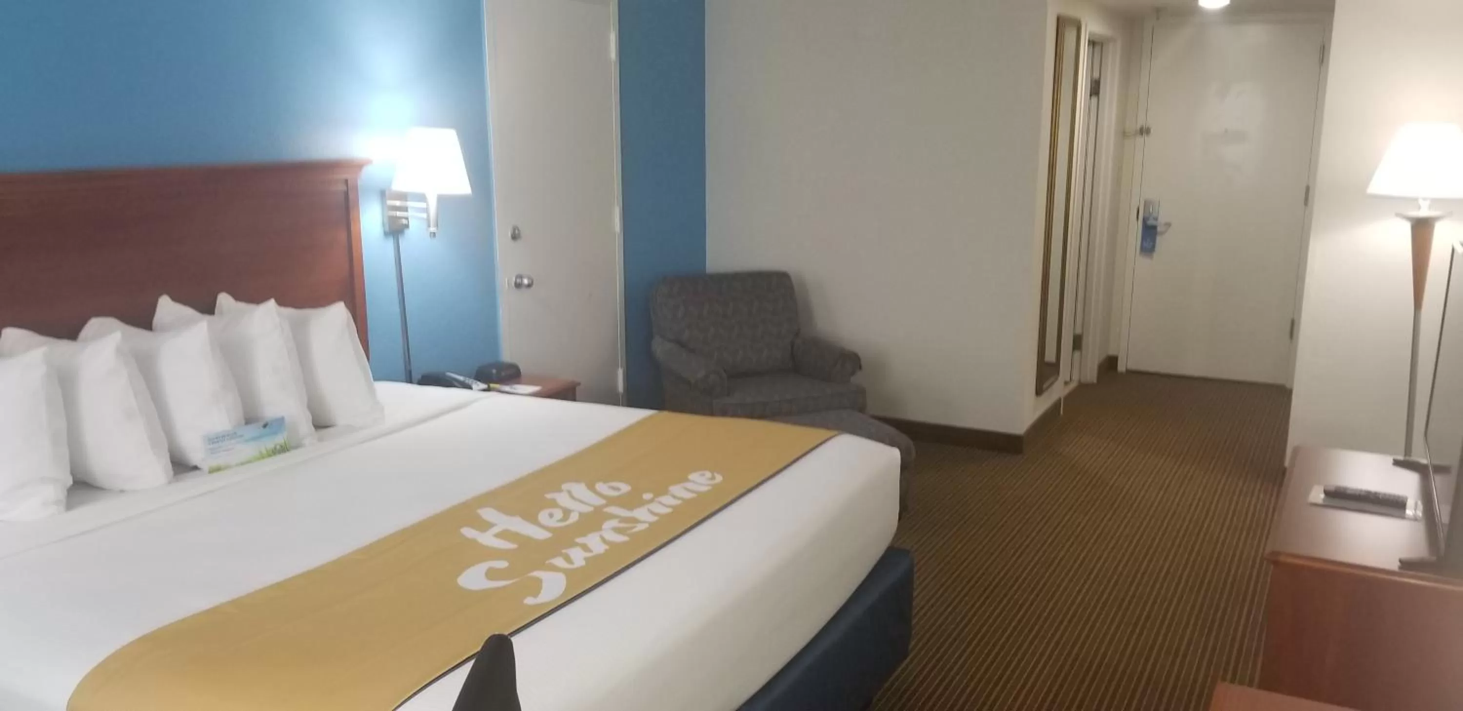 King Suite - Non-Smoking in Days Inn & Suites by Wyndham Tallahassee Conf Center I-10