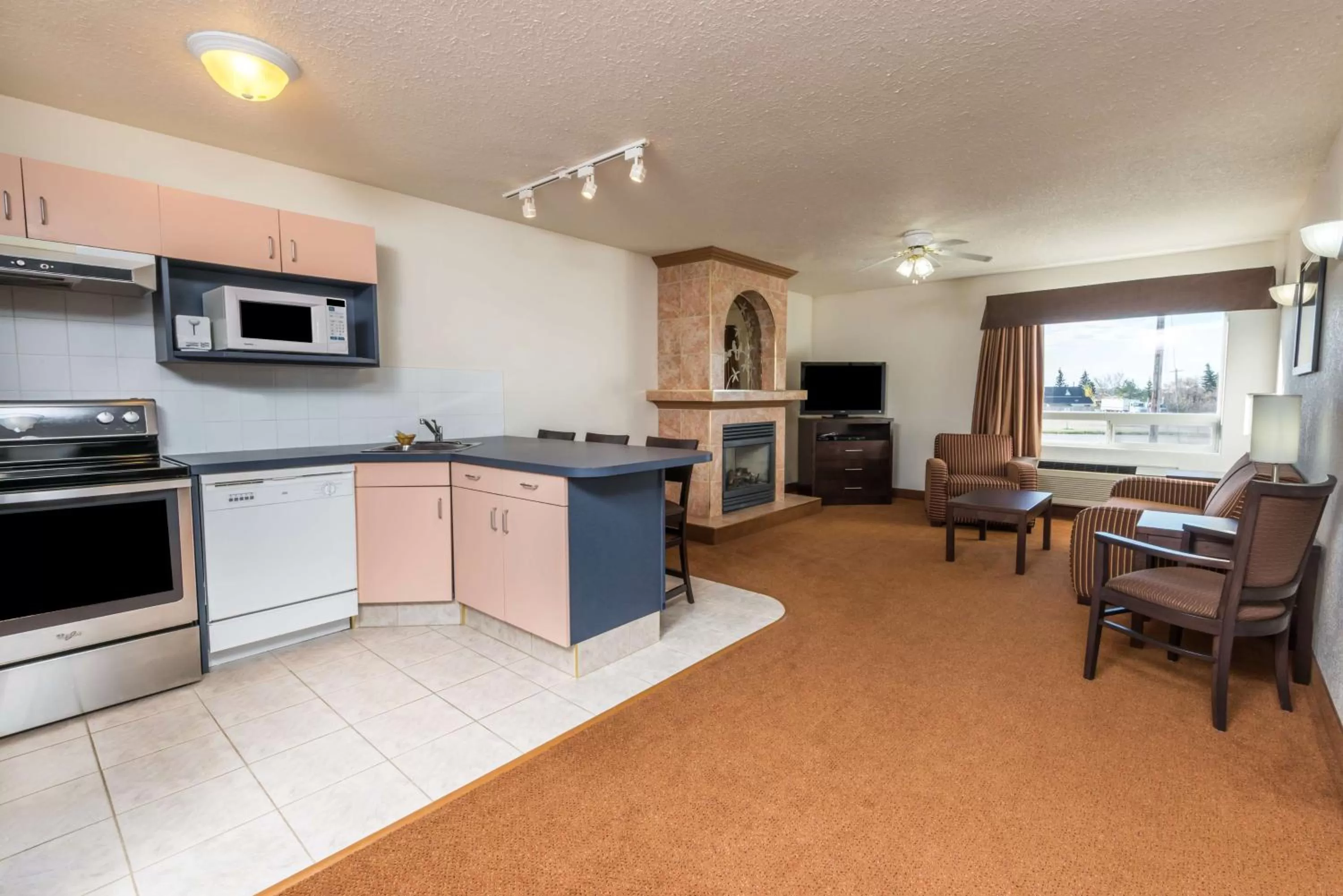 Premier Queen Suite - Non-Smoking in Super 8 by Wyndham Vermilion AB