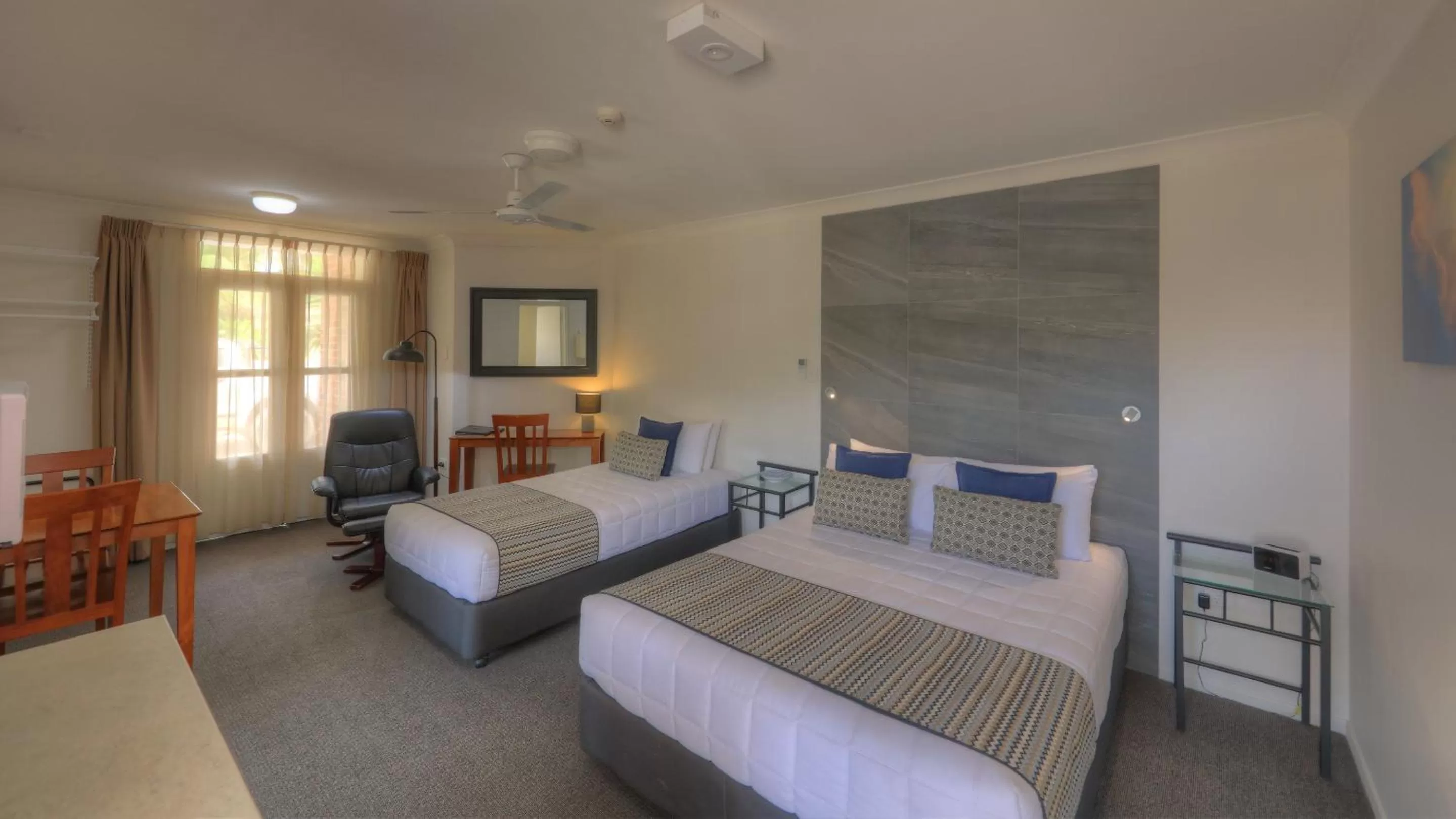 Deluxe Double or Twin Room with Balcony in Heritage River Motor Inn