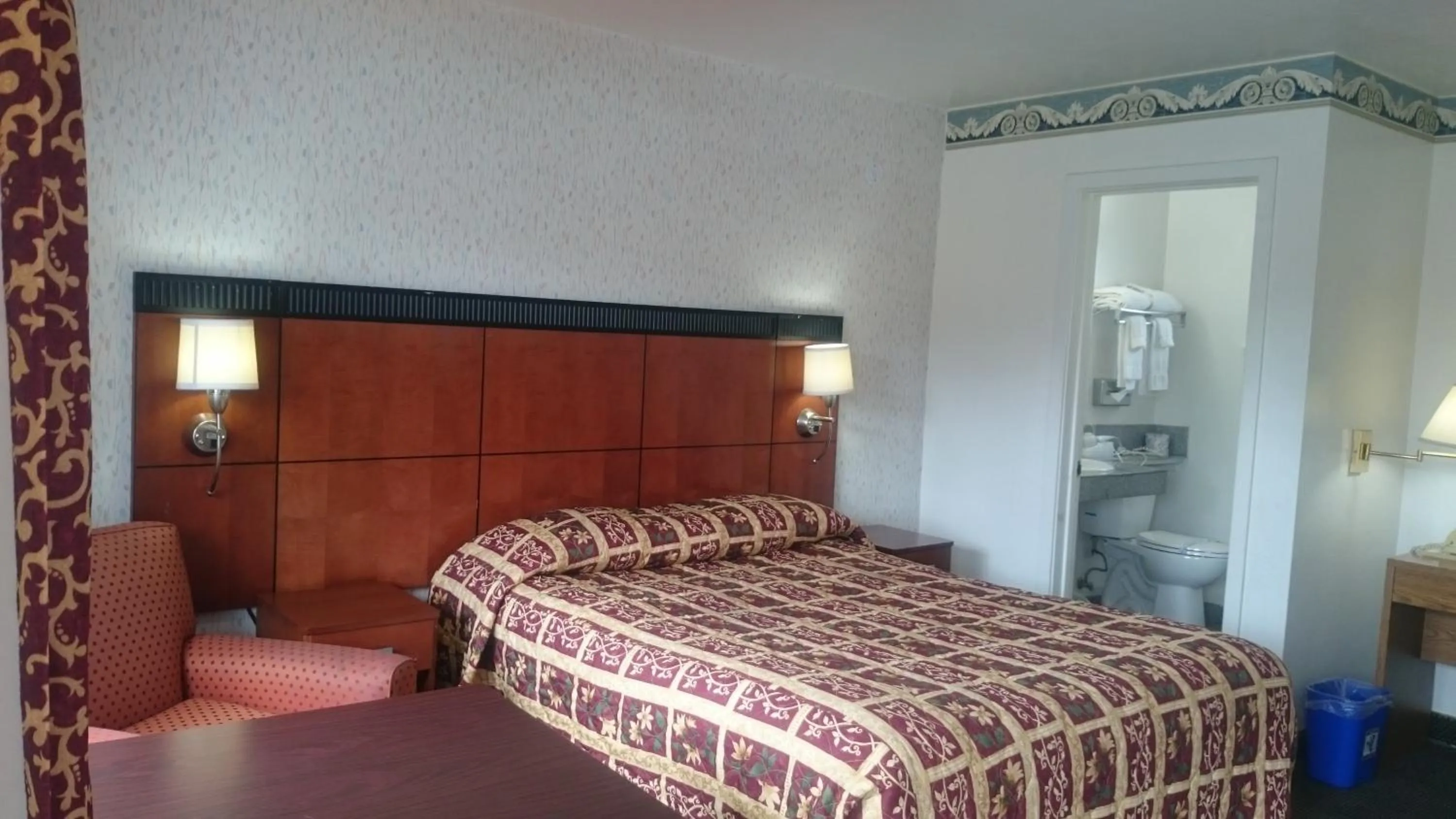 Queen Room - Non-Smoking in Monterey Fairgrounds Inn