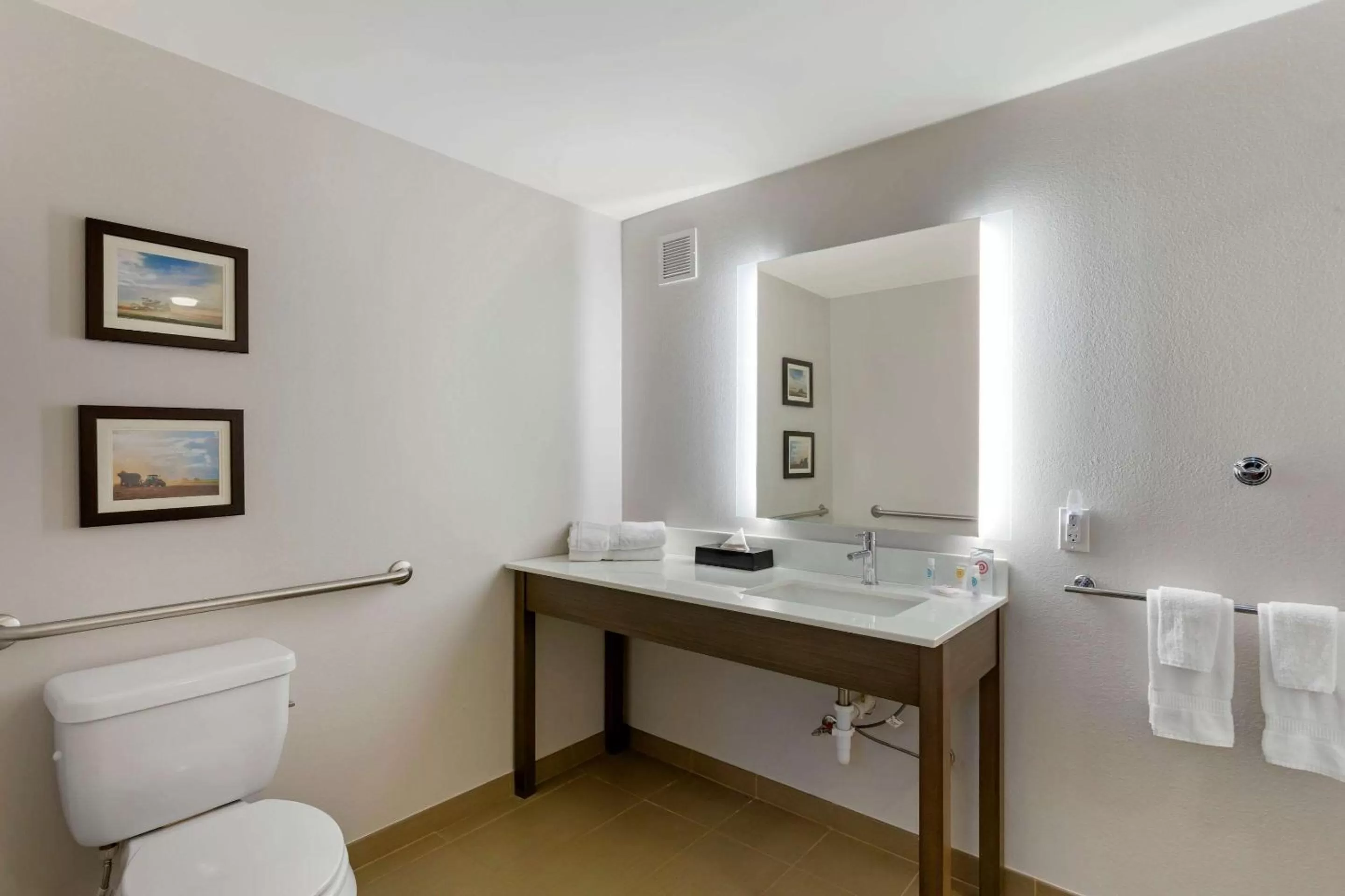 King Room with Tub - Accessible/Non Smoking in Comfort Inn Jonesboro