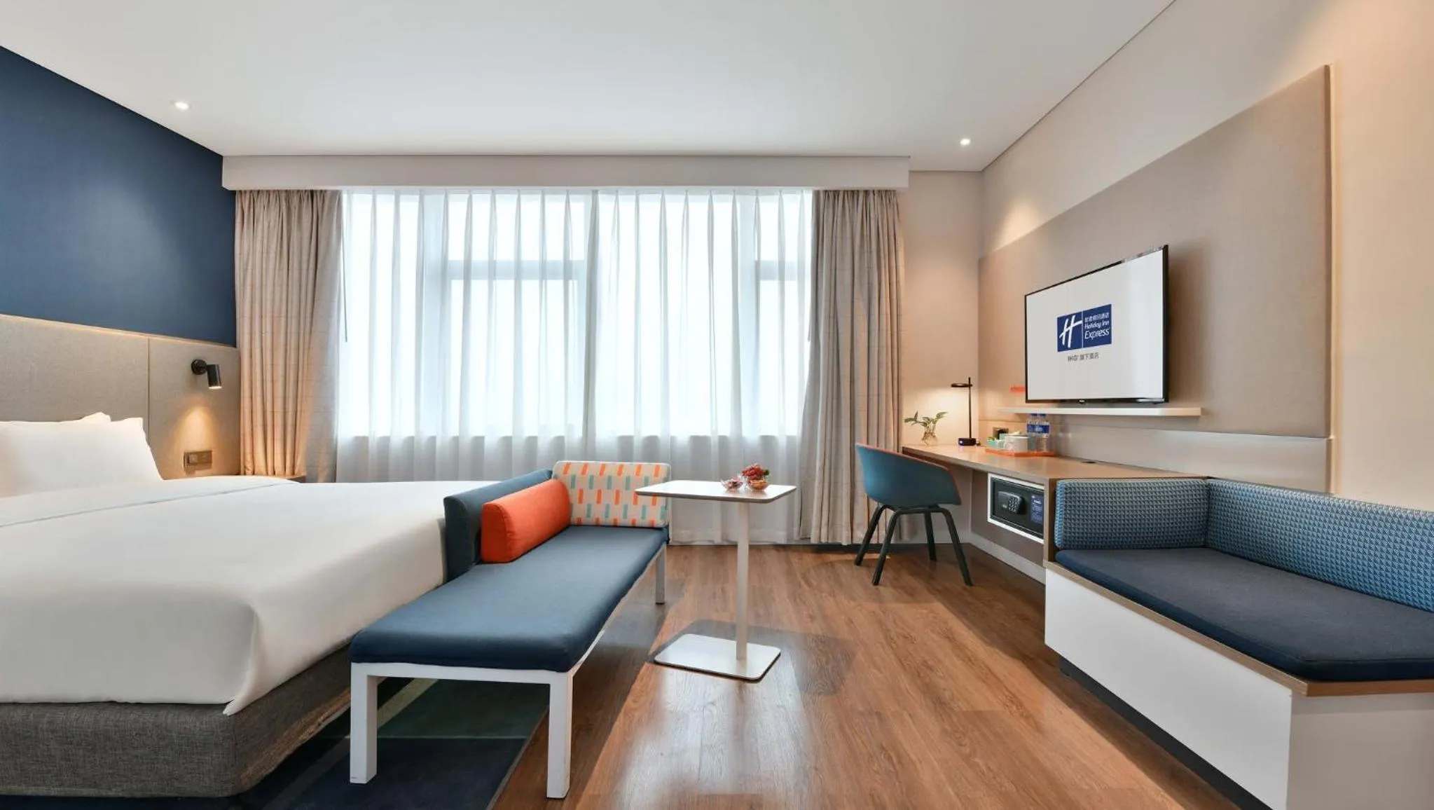 Standard King Room in Holiday Inn Express Chengdu North Railway Station by IHG - Near Panda Base, Near Chunxi Road Free laundromat