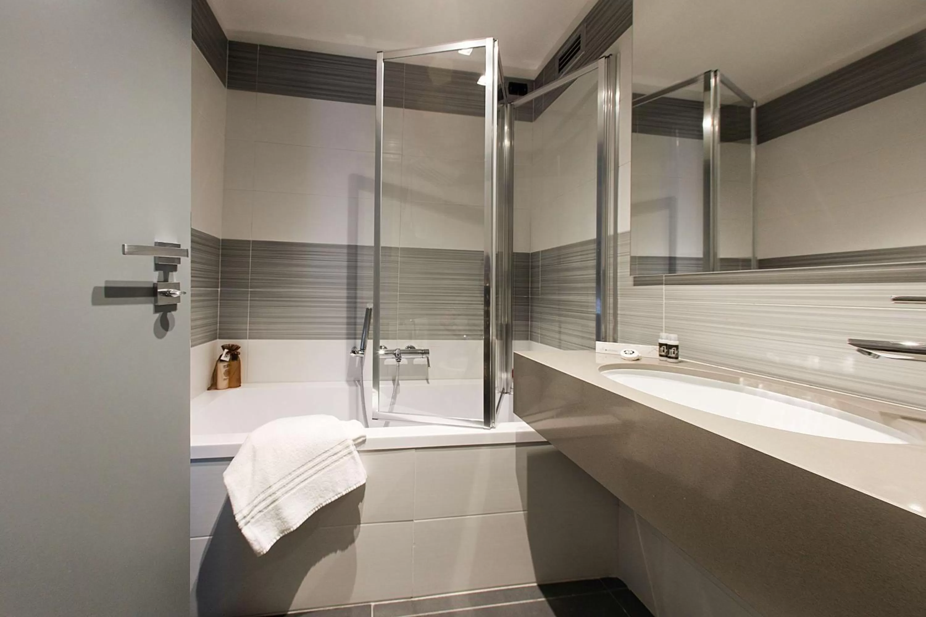 Comfort Queen Room in Best Western JFK Hotel