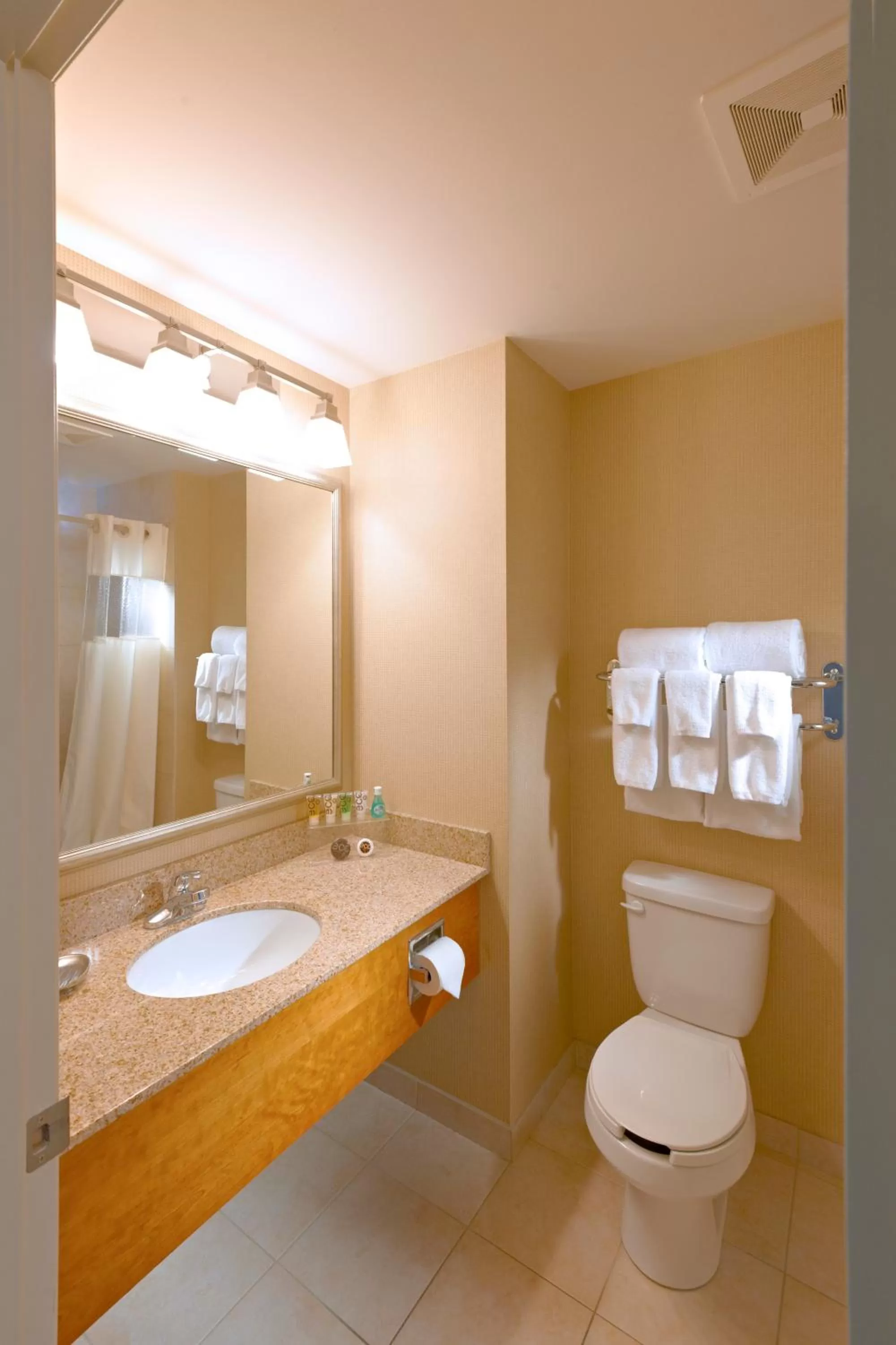 Standard Queen Room with Two Queen Beds in Deerfoot Inn and Casino