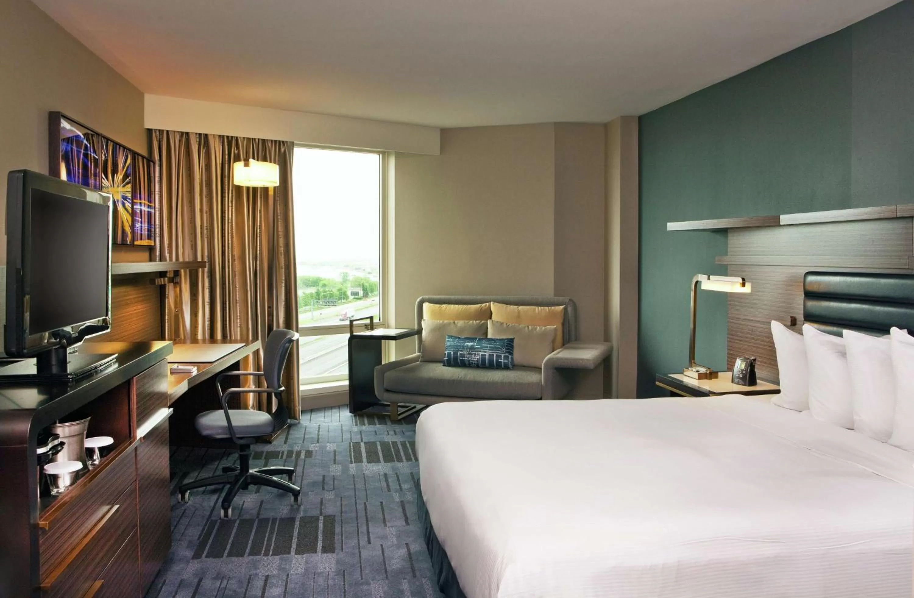 King Room with Bath Tub - Mobility Access in Hilton Newark Airport