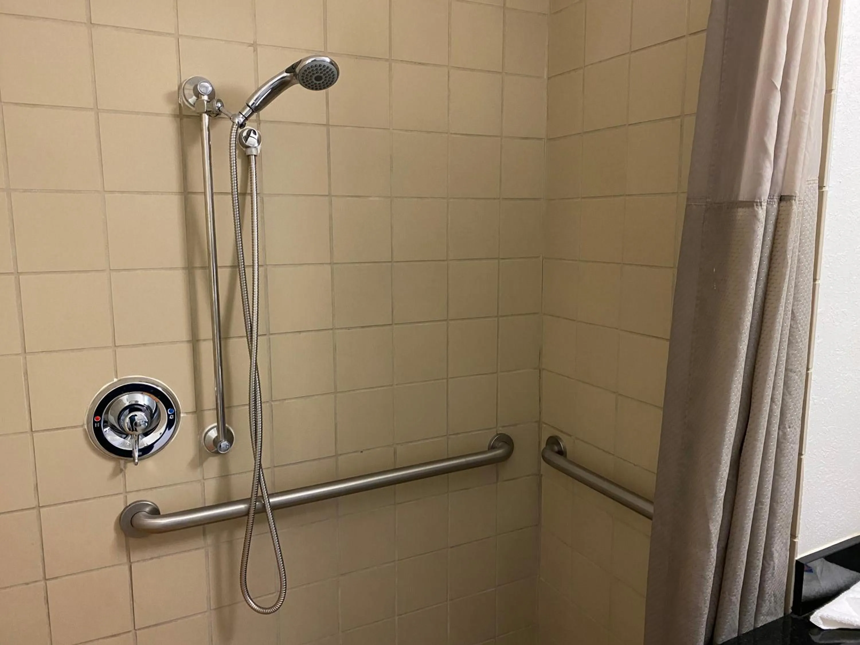 King Room with Roll-In Shower - Disability Access in Motel 6-Memphis, TN - Downtown