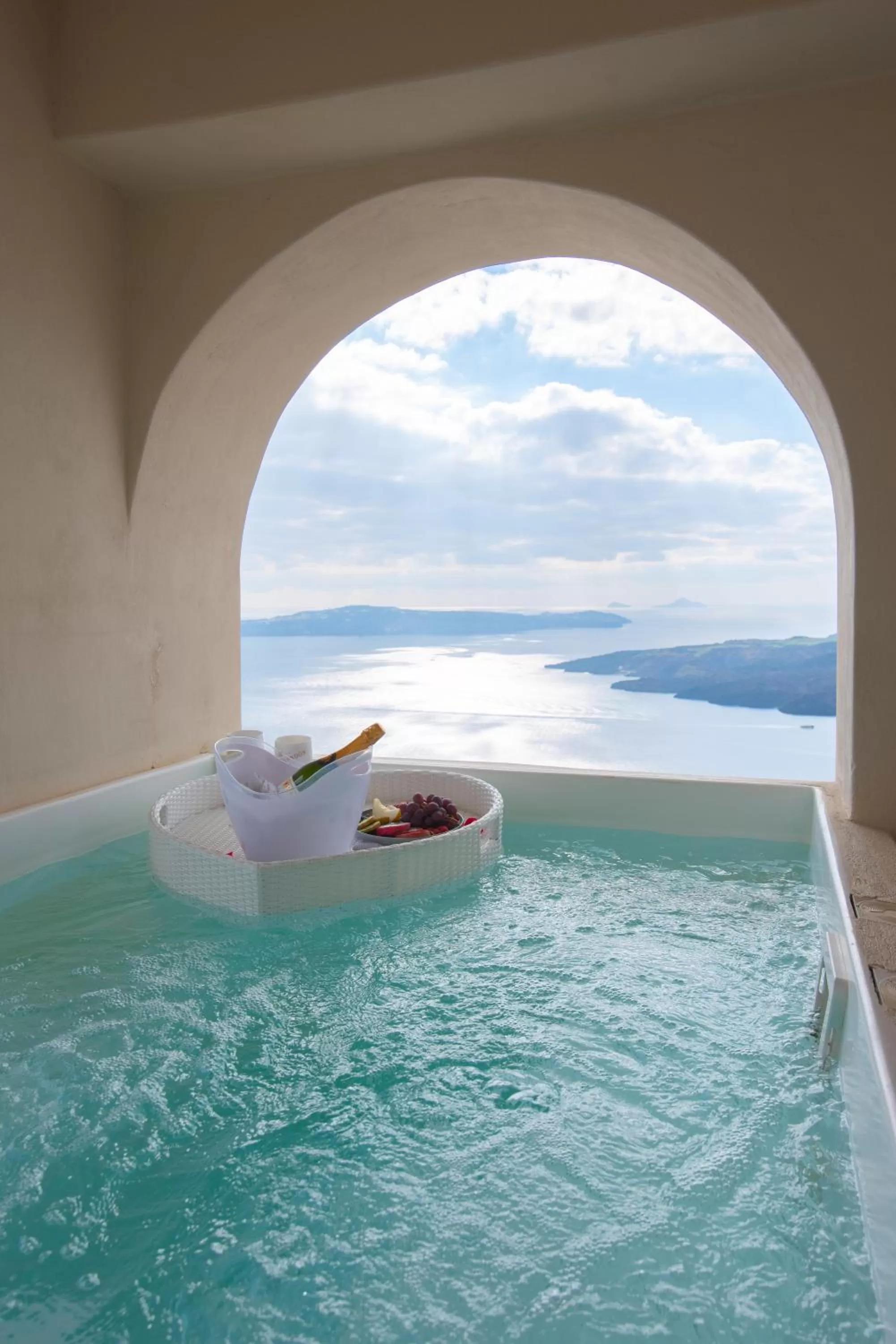 EXECUTIVE CLIFF SUITE WITH CALDERA VIEW AND PRIVATE JACUZZI in Caldera Cliff Illusion