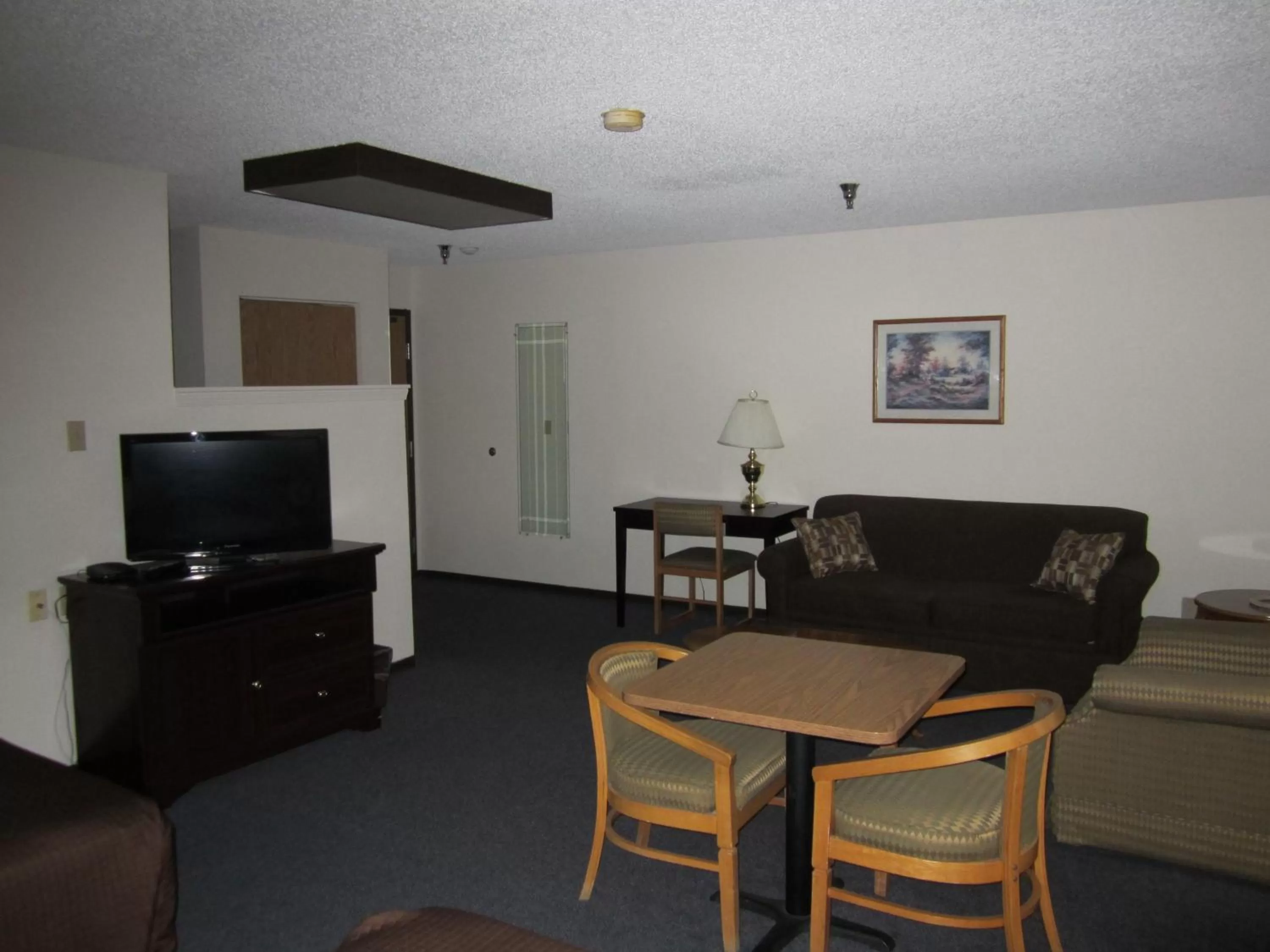 Deluxe Queen Suite - Non-Smoking in Super 8 by Wyndham Williams Lake BC