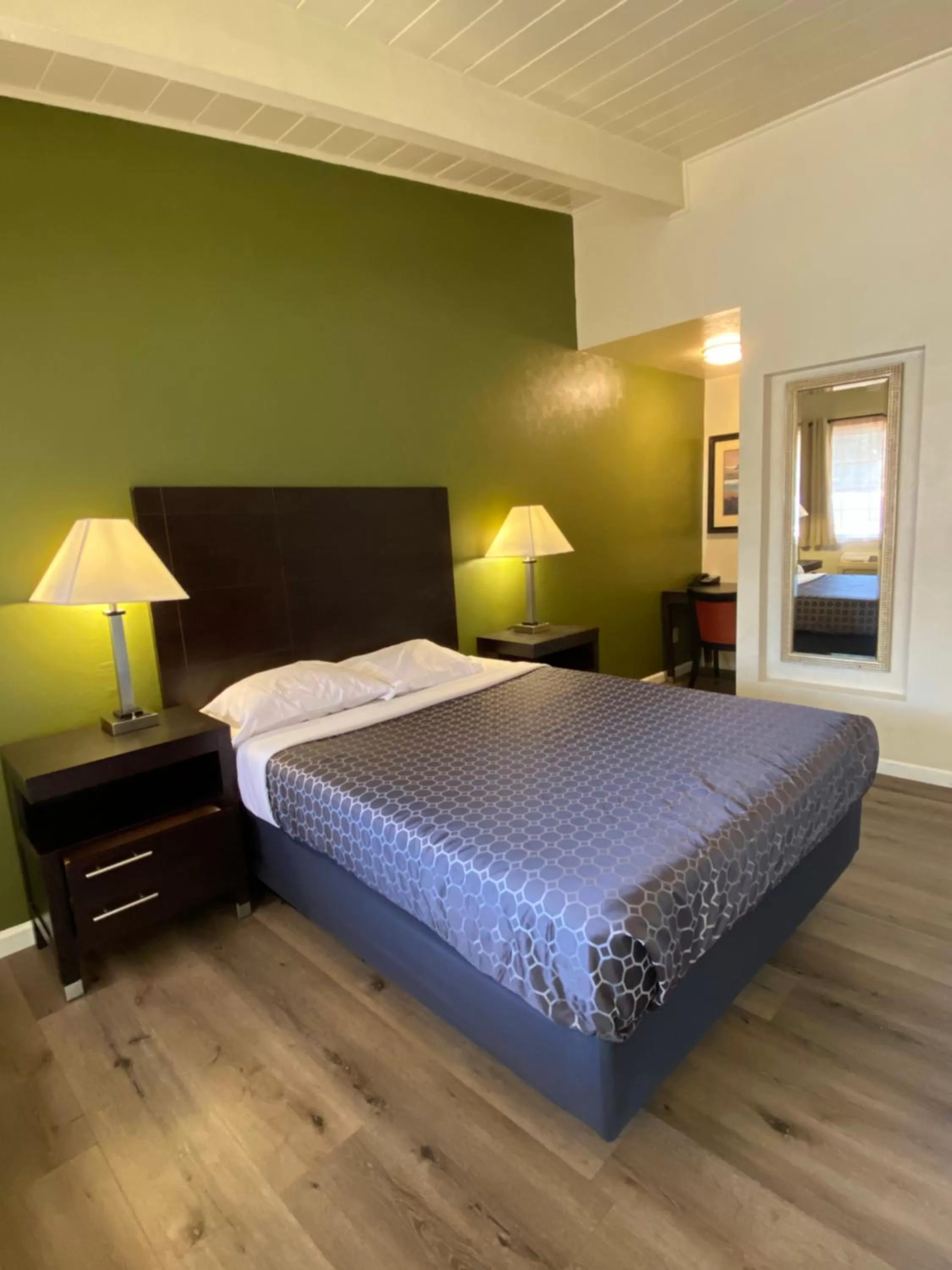 Queen Room - single occupancy in Holiday Motel