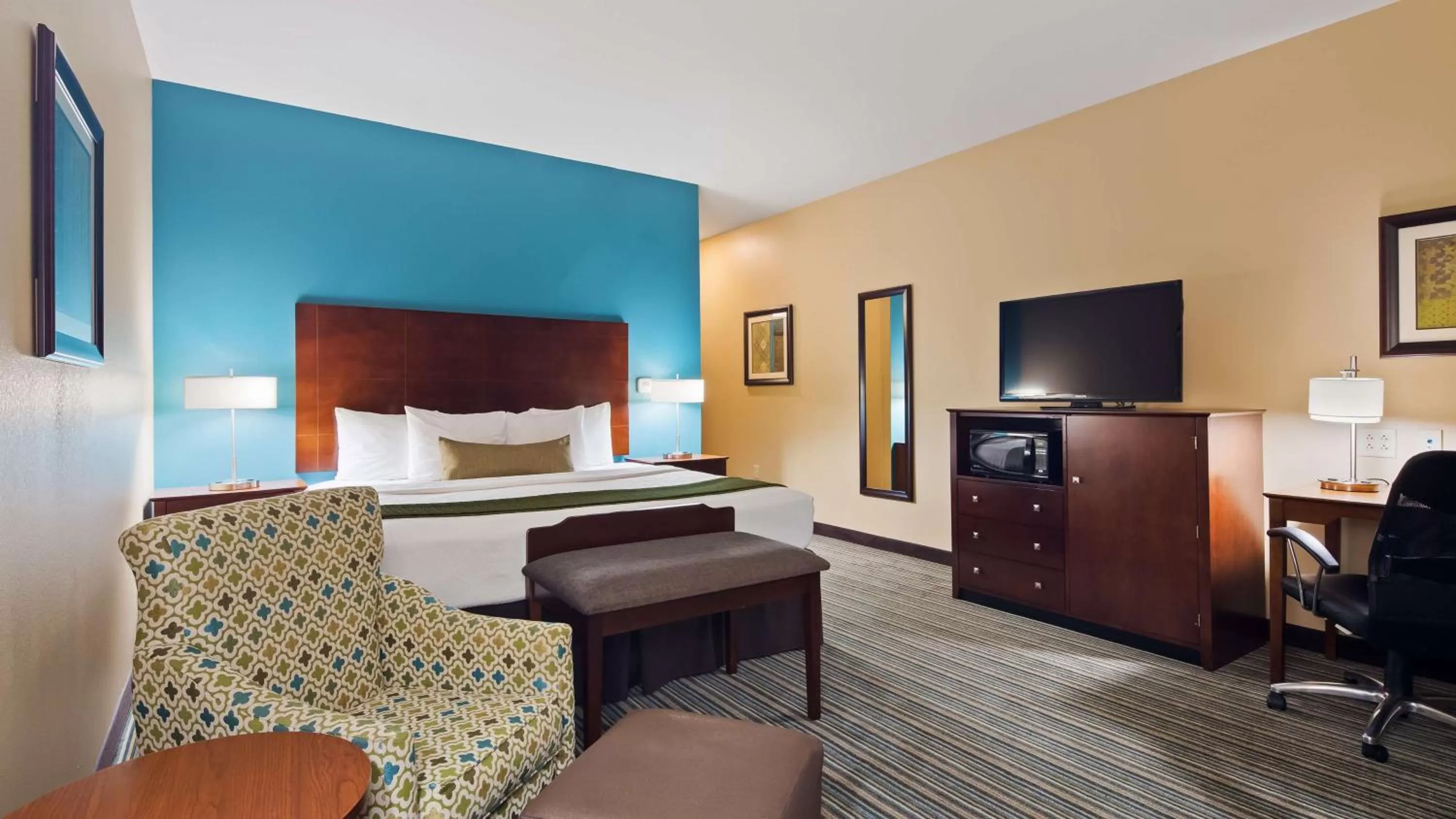 King Room with Roll-In Shower - Disability Access in Best Western Plus Patterson Park Inn