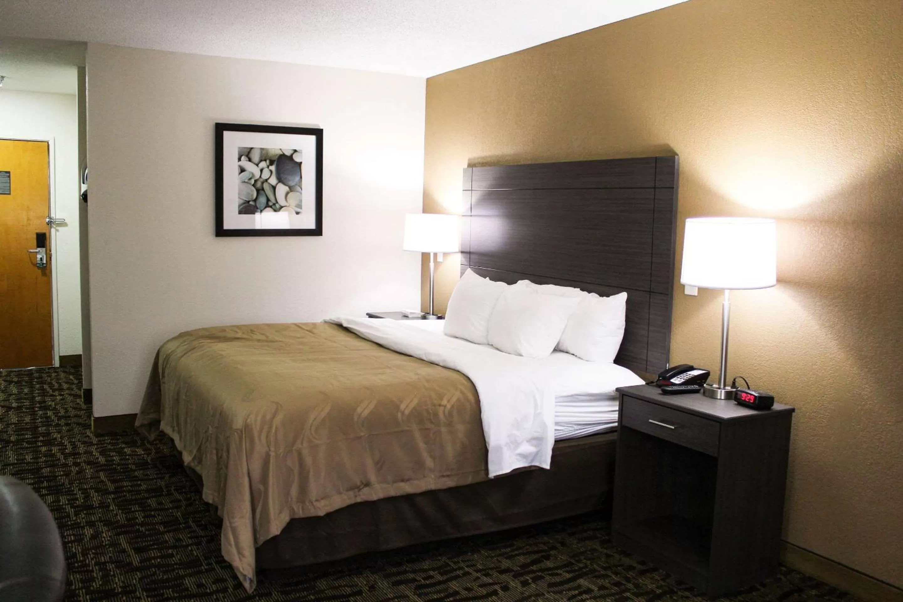King Room with Interior Hall - Non-Smoking in Quality Inn Clinton-Knoxville North