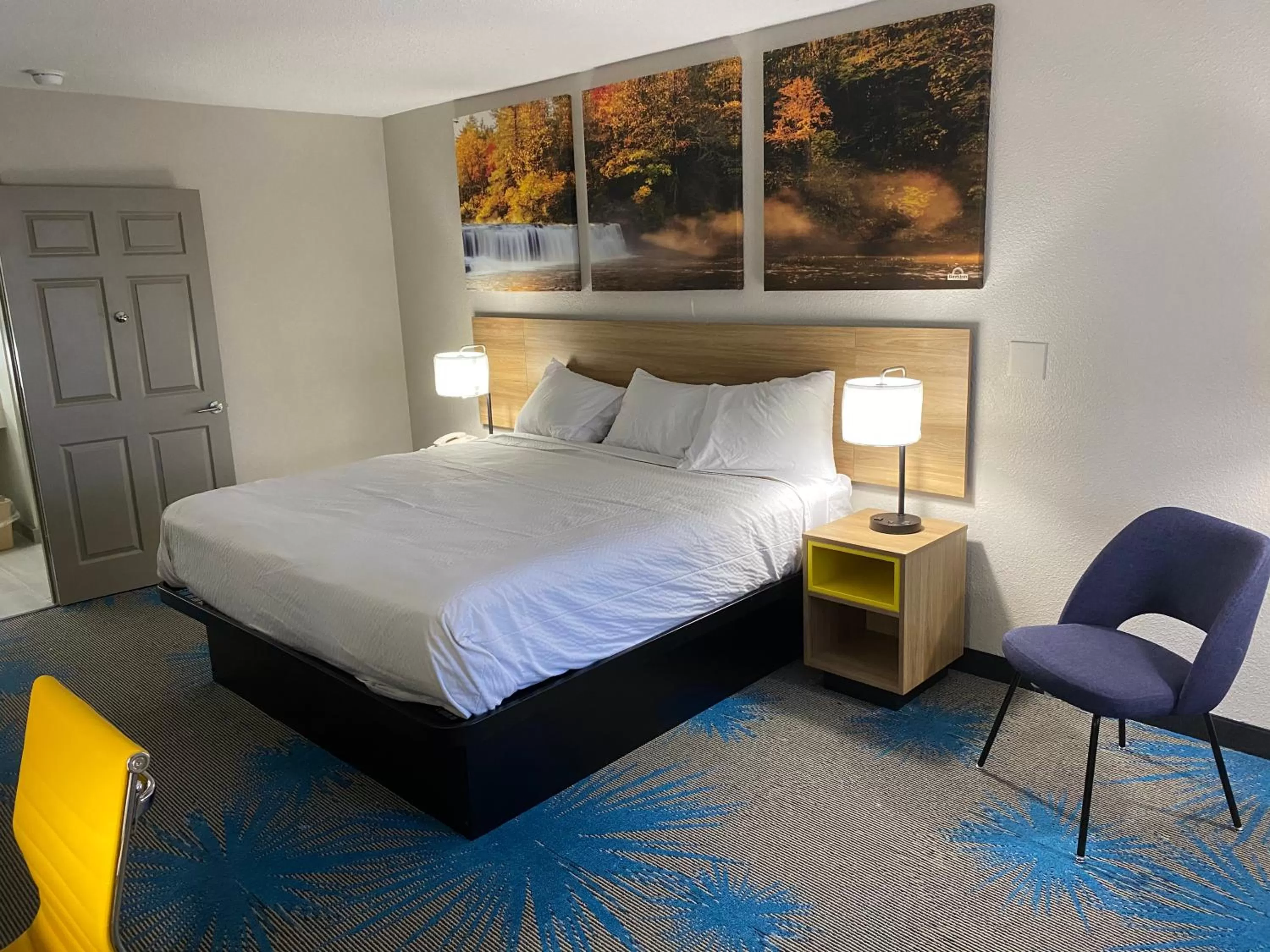 King Room with Roll-in Shower - Mobility Accessible/Non-Smoking in Days Inn by Wyndham Newnan