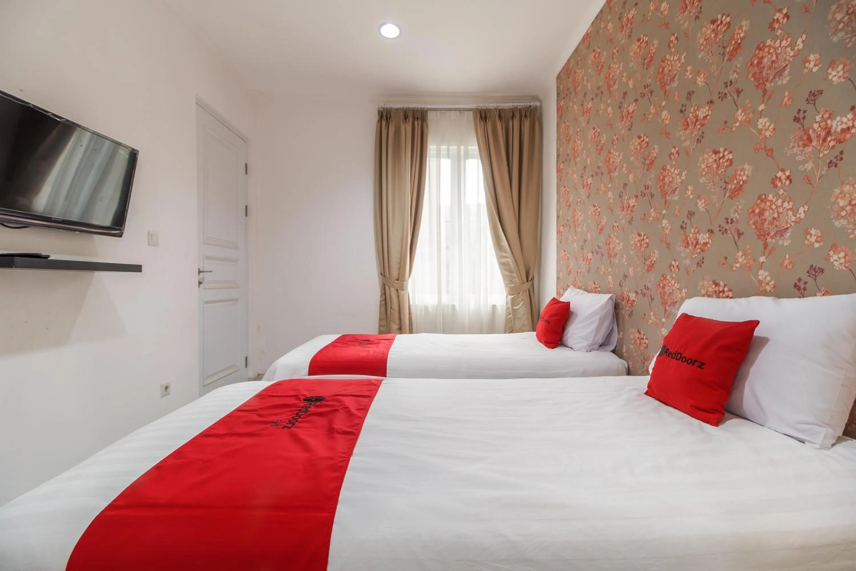 Standard Double Room in RedDoorz Plus near Exit Toll Puncak 2