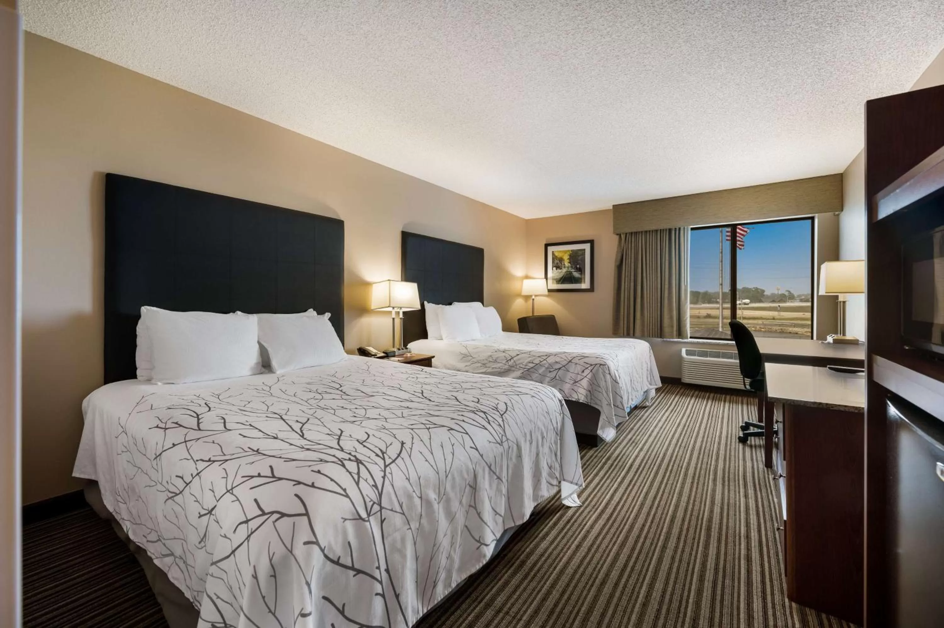 Queen Suite with Two Queen Beds and Sofa Bed - Non-Smoking in Best Western Park Oasis Inn