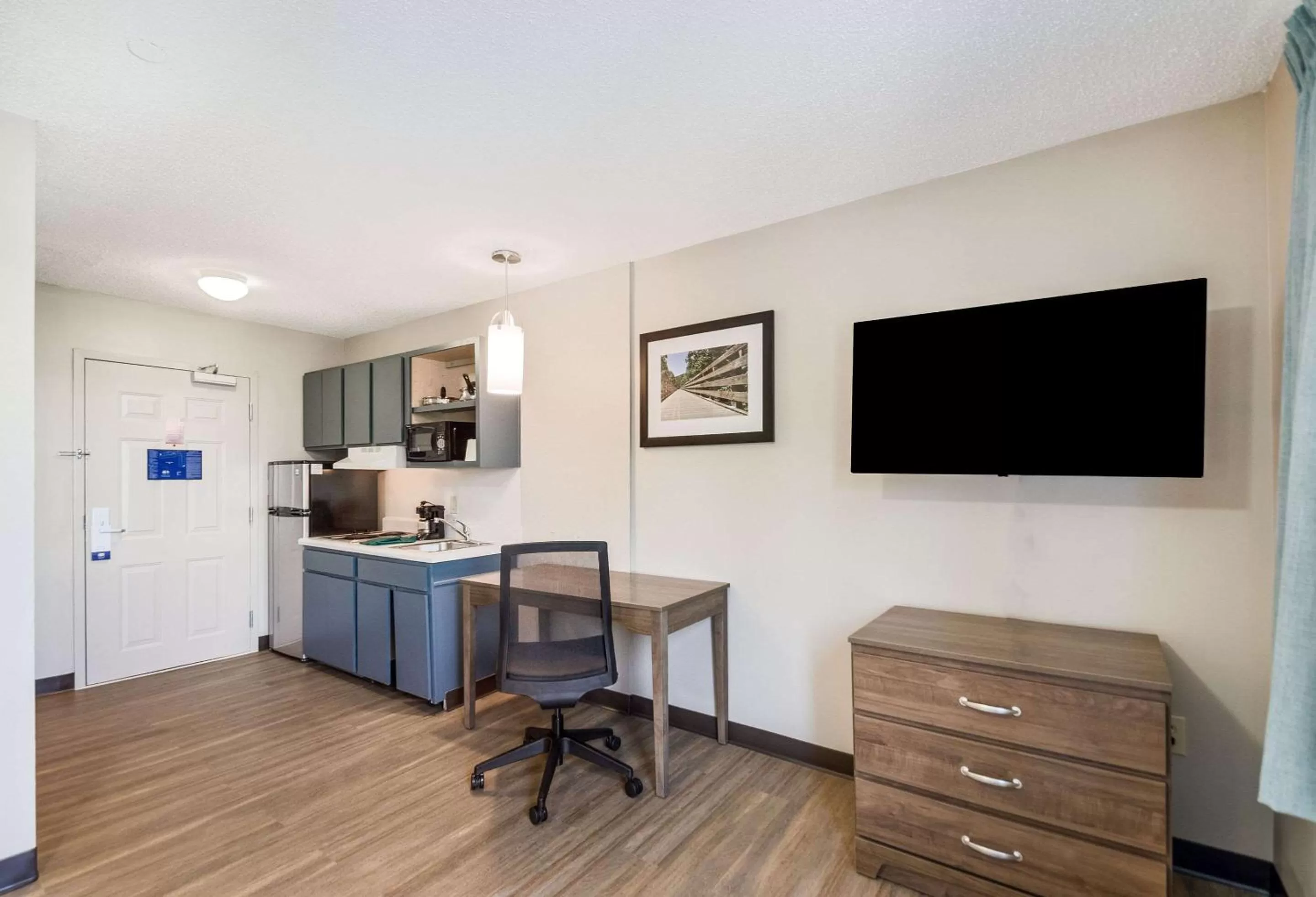 Standard Queen Room - Non-Smoking in Suburban Studios Sterling - Washington Dulles