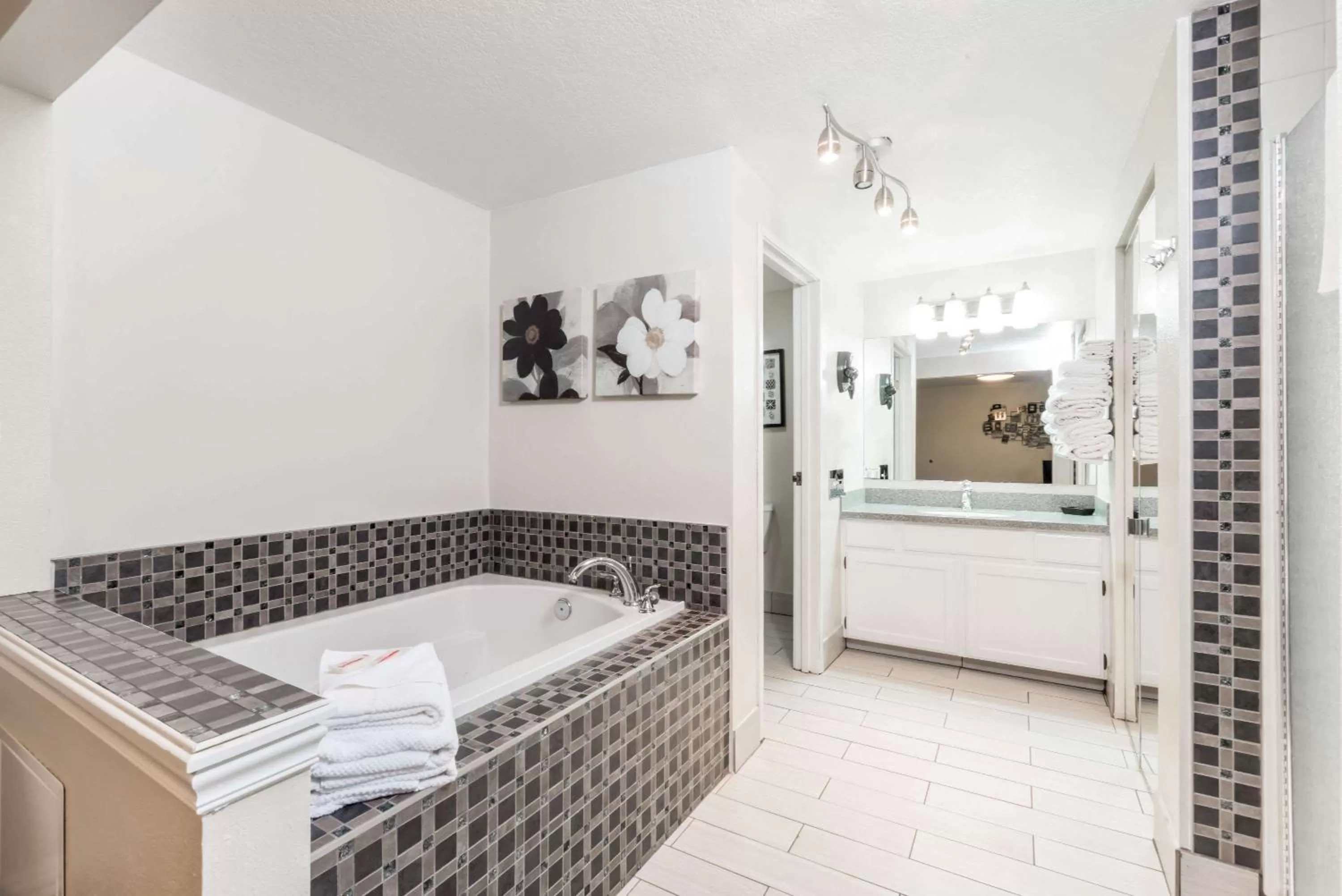 Deluxe King Room with Jetted Tub - Non-Smoking in Super 8 by Wyndham Deadwood Black Hills Area