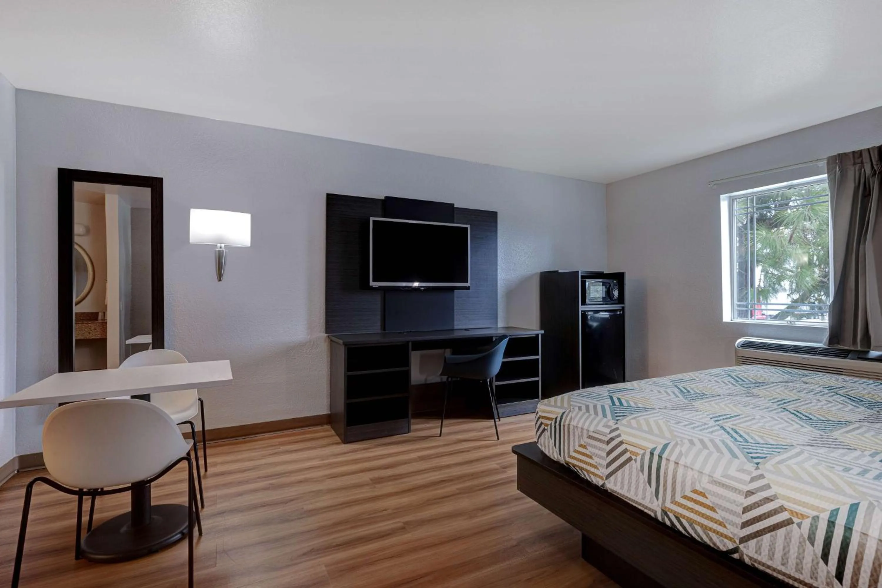 King Room - single occupancy - Disability Access - Non-Smoking in Motel 6-Buttonwillow, CA Central
