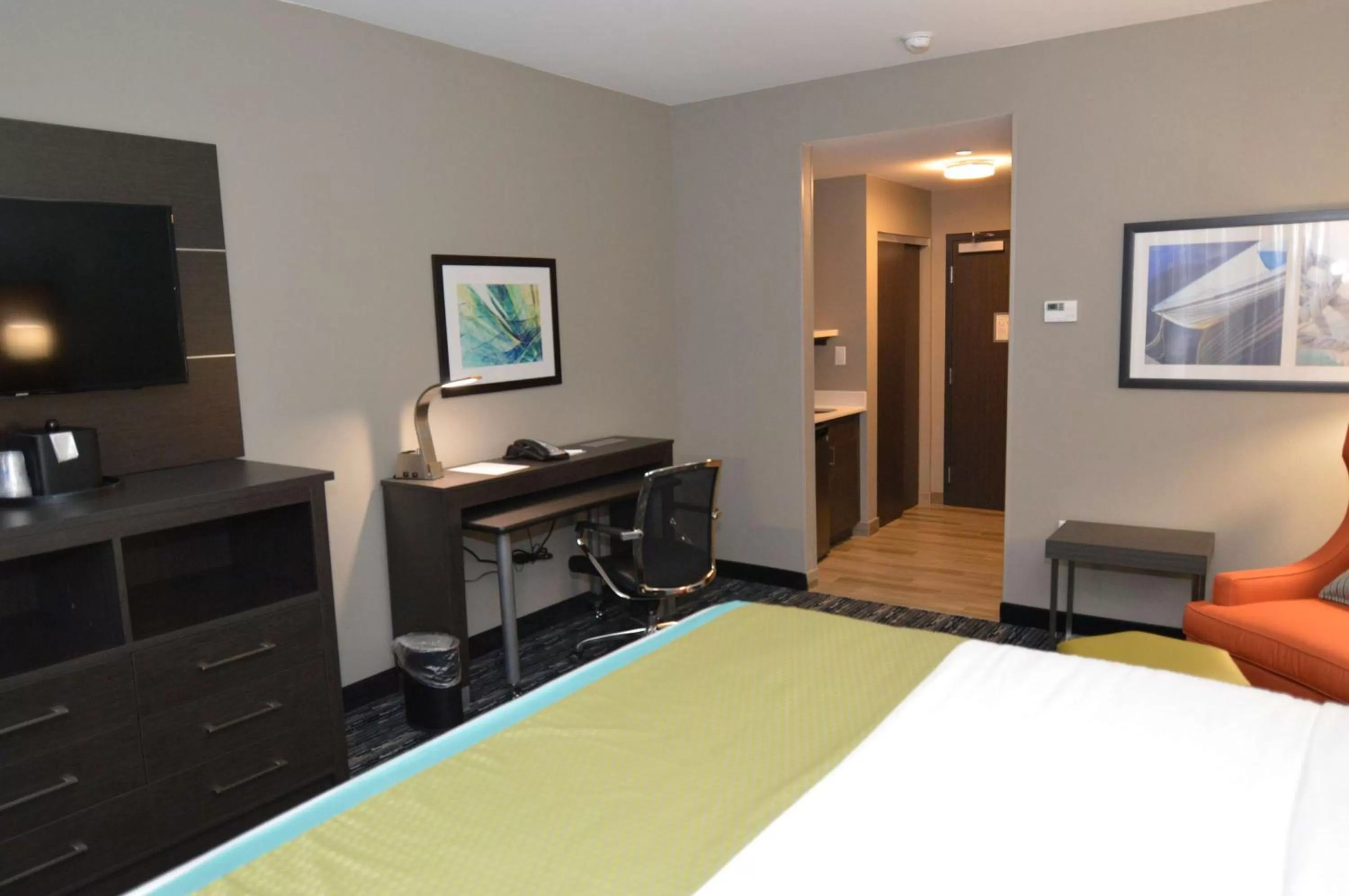 King Room with Roll-In Shower - Disability Access in Best Western Plus Pasadena Inn & Suites