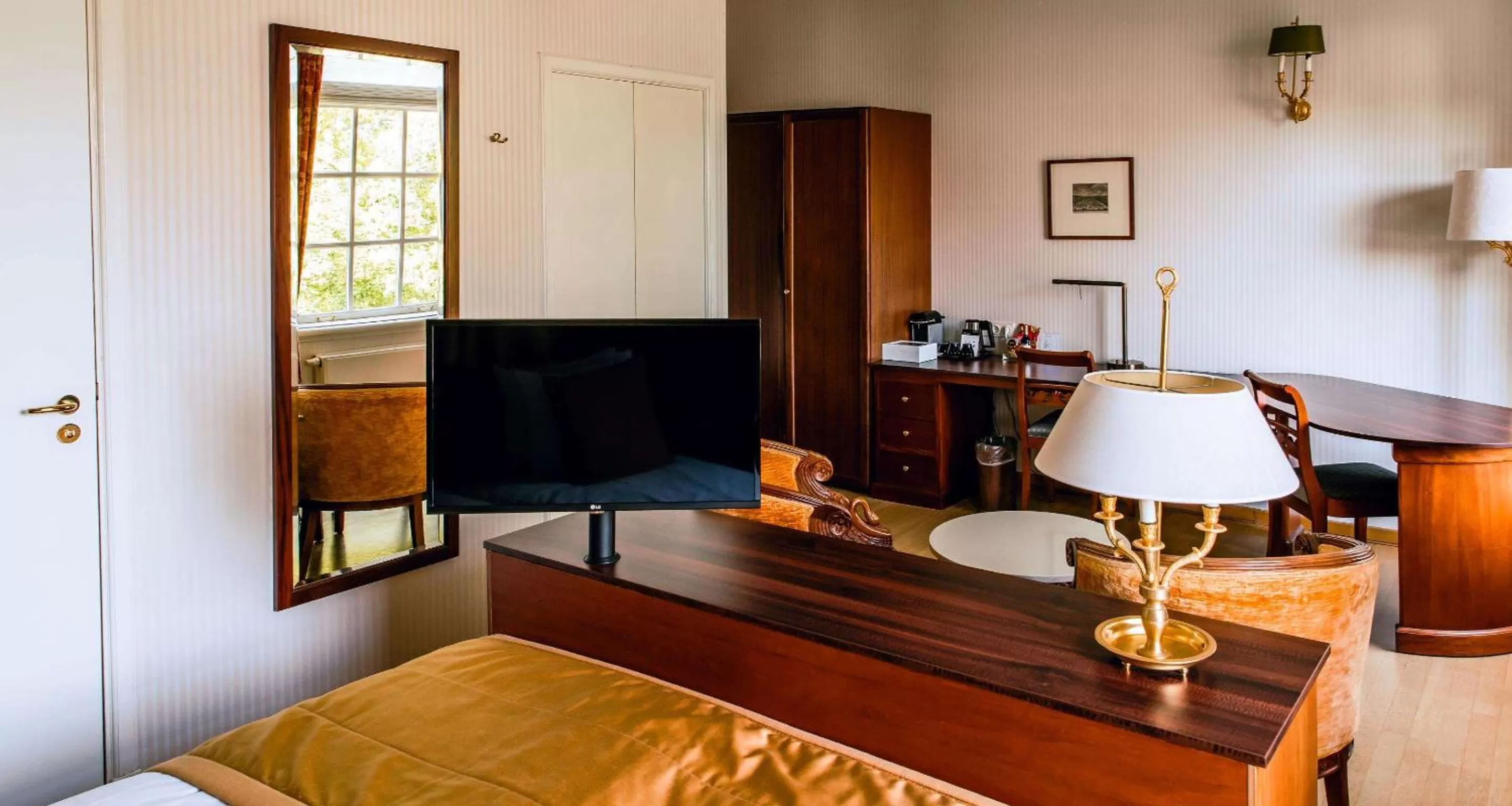 Empire Twin in Grand Hotel Karel V