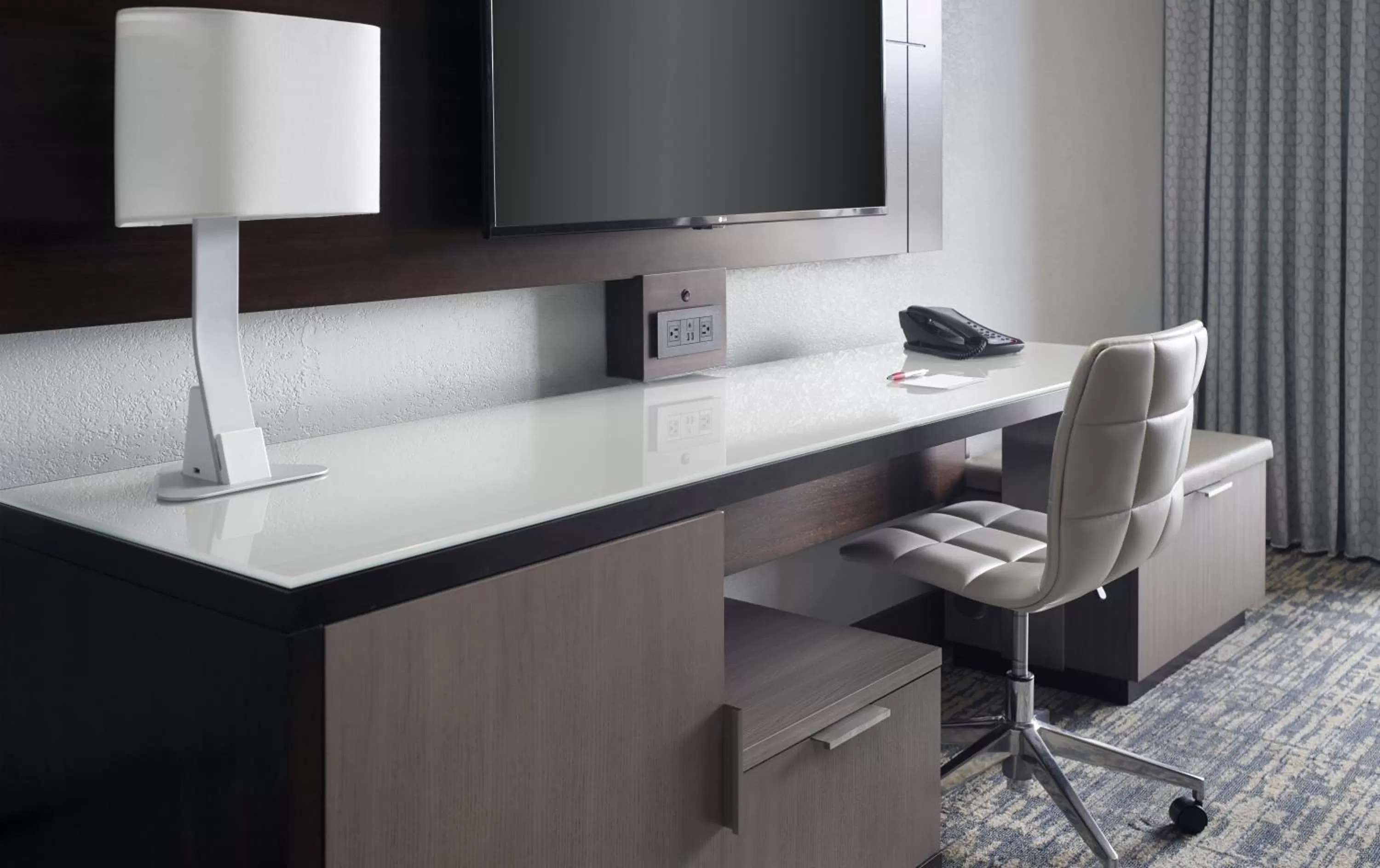 Queen Room with Two Queen Beds - Disability Access in Atlanta Evergreen Lakeside Resort