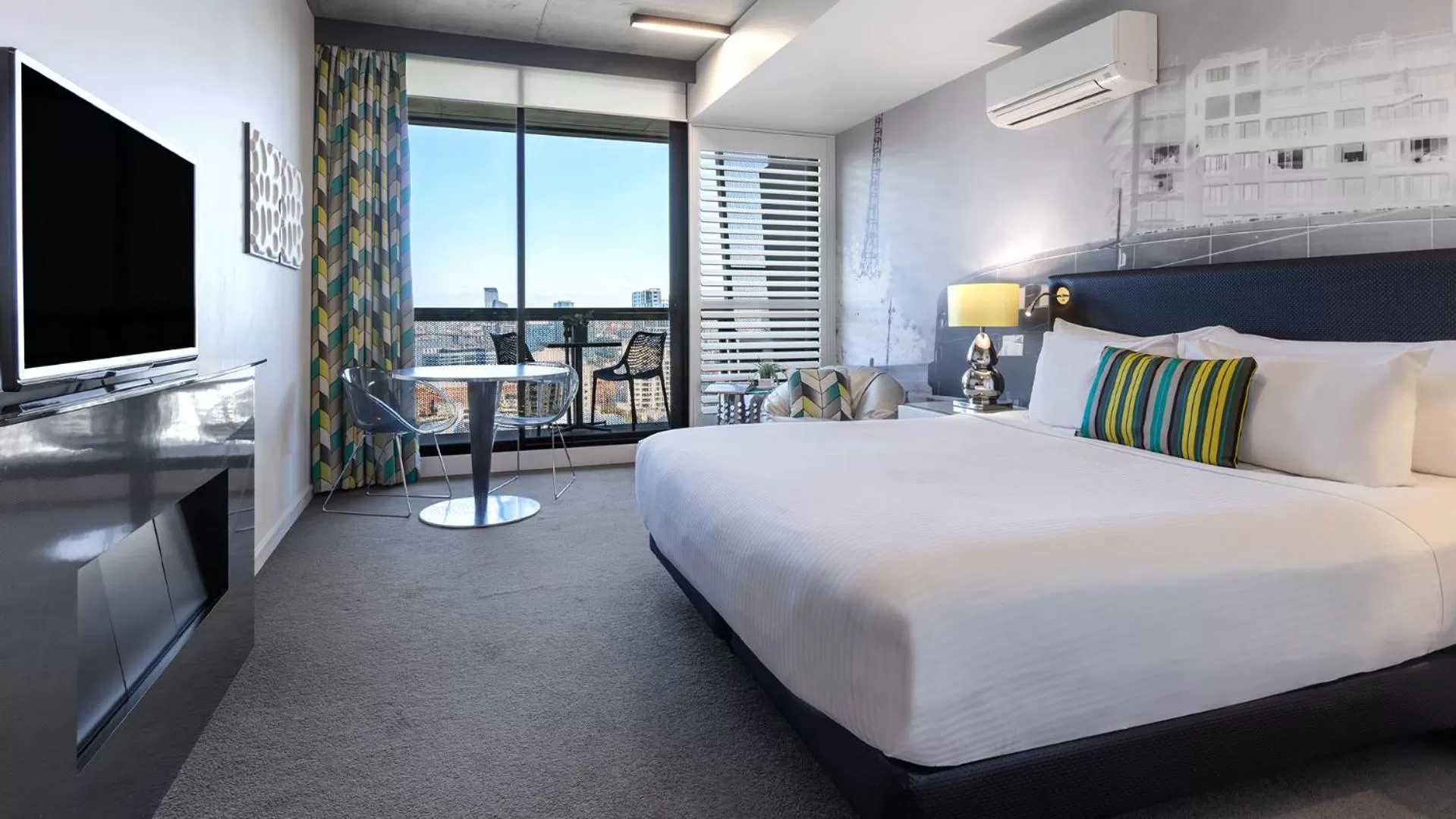 Studio Apartment with Park View & Balcony in Oaks Melbourne on William Suites