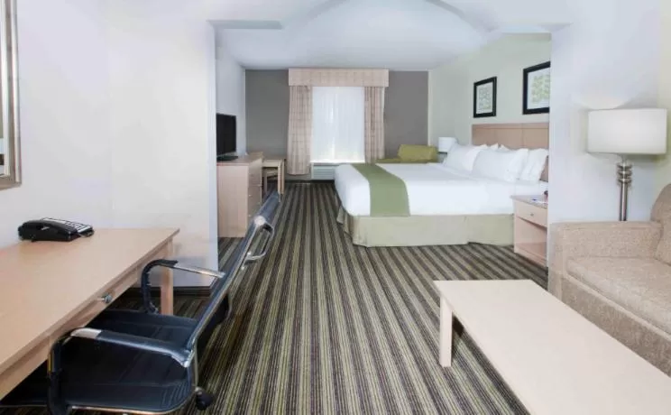 King Suite in Holiday Inn Express Hotel & Suites Alvarado by IHG