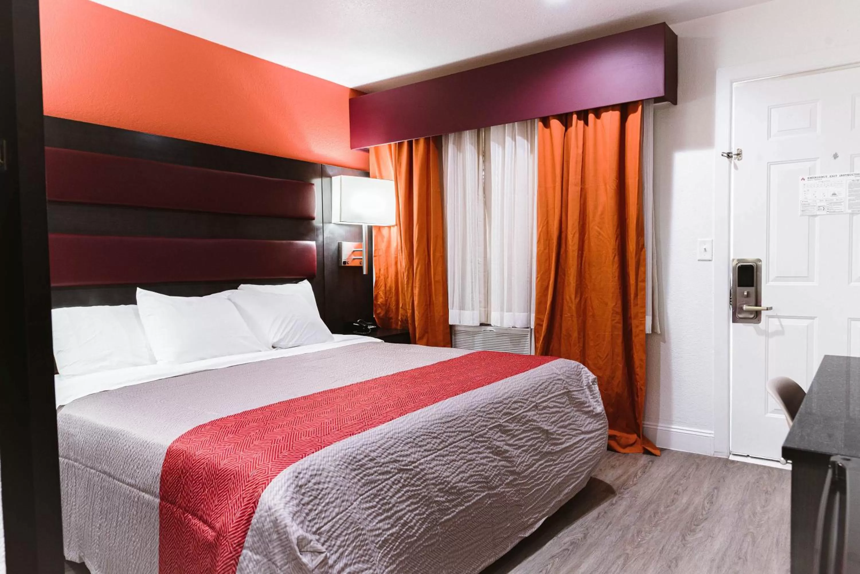 King Room - Disability Access - Non-Smoking in Motel 6 Bellville, OH