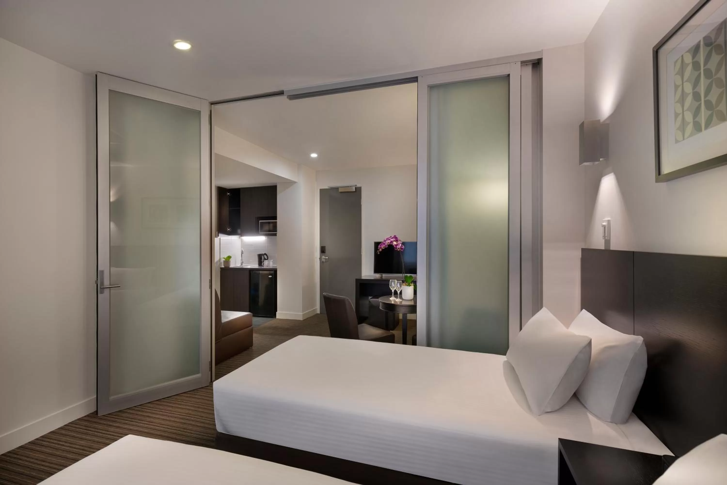 Deluxe Twin Suite with Spa Bath in Causeway 353 Hotel