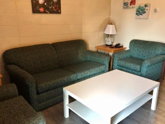 Studio Queen Suite - Non-Smoking in Thriftlodge Edmonton