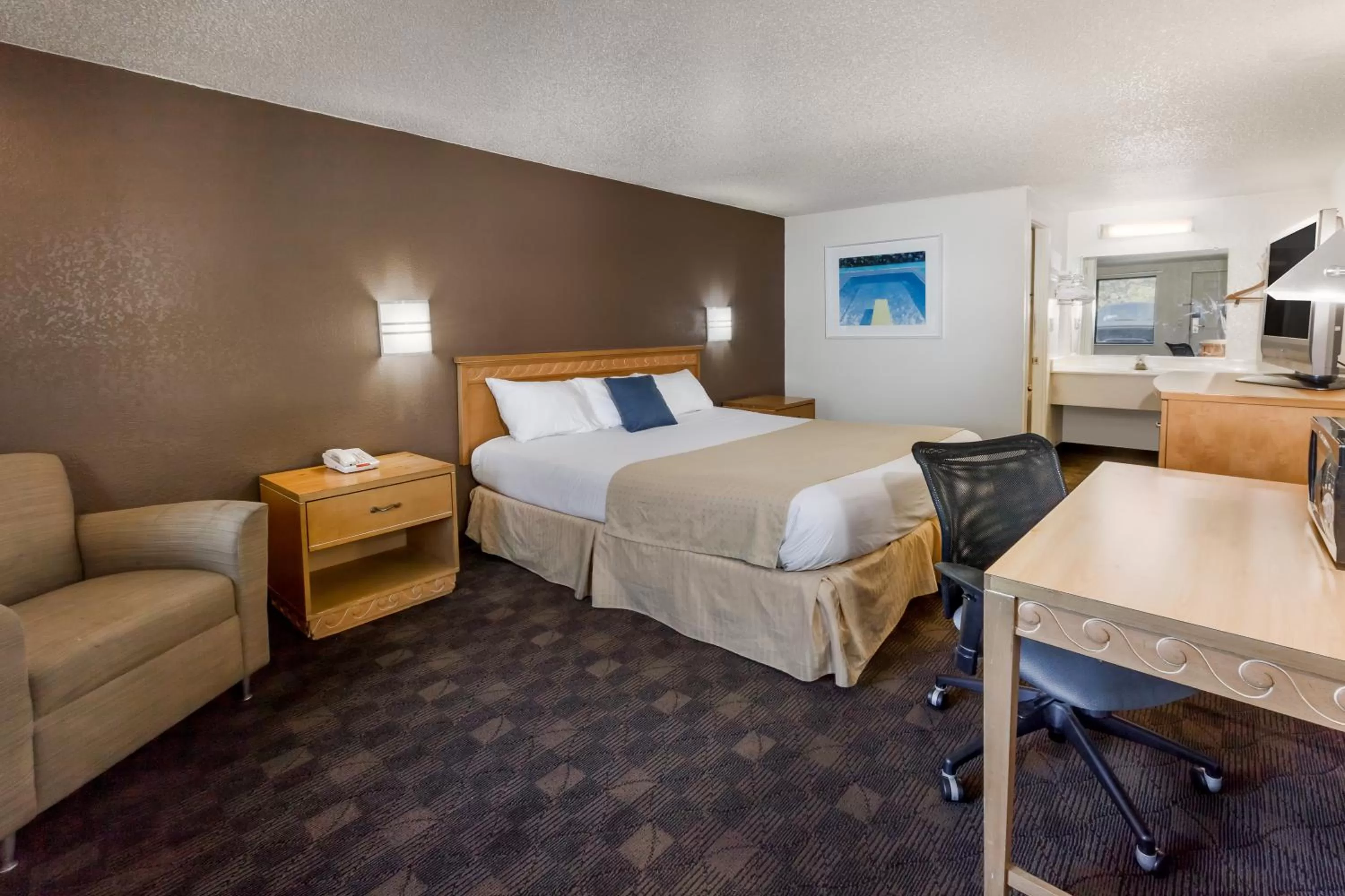 King Room - Non-Smoking in Knights Inn Flint