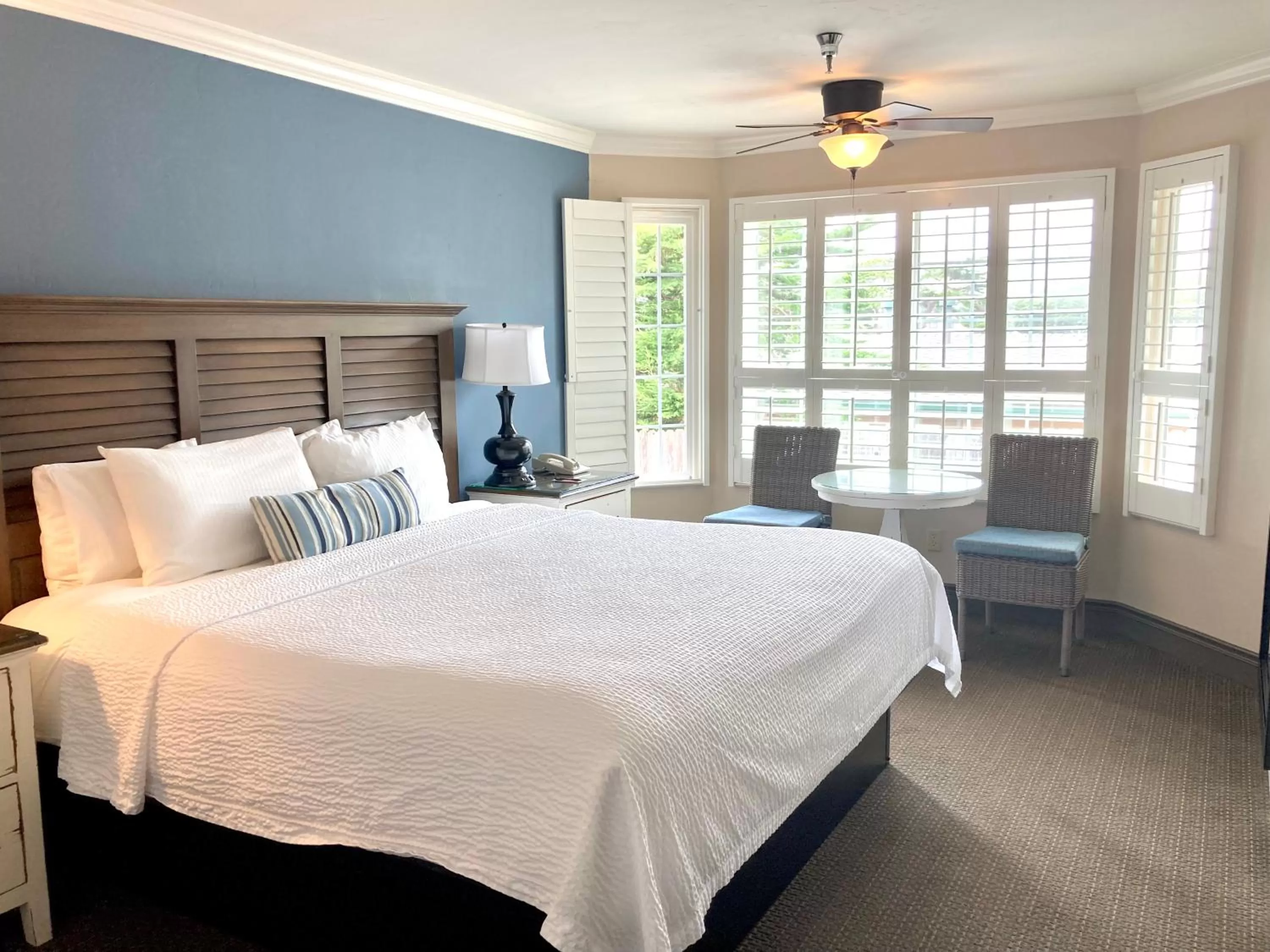 Standard King Room in Sand Pebbles Inn