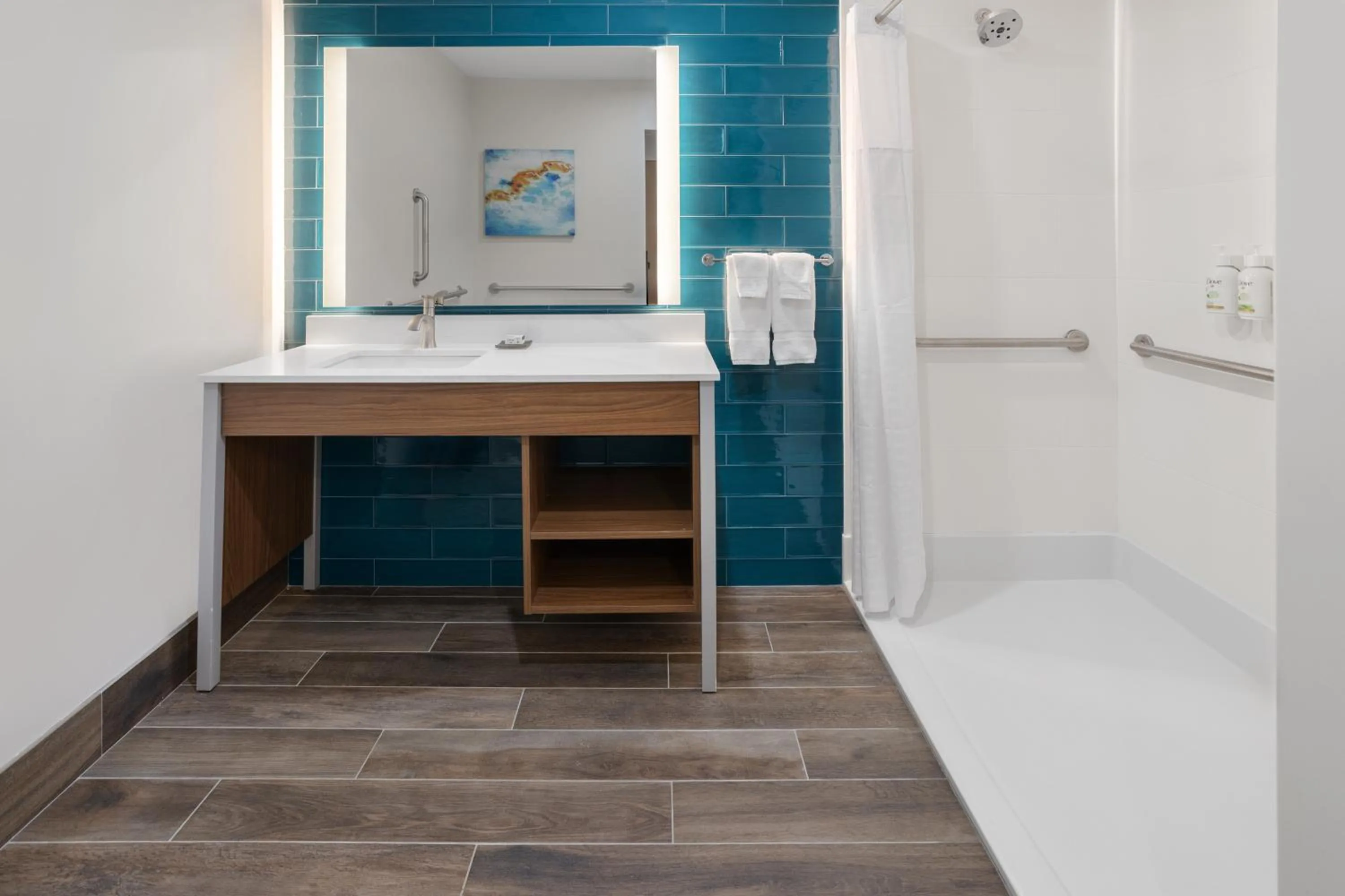 Queen Room with Two Queen Beds, Miblity Access and Bathtub with Grab Bars, Non-Smoking in La Quinta Inn & Suites by Wyndham Williston Burlington